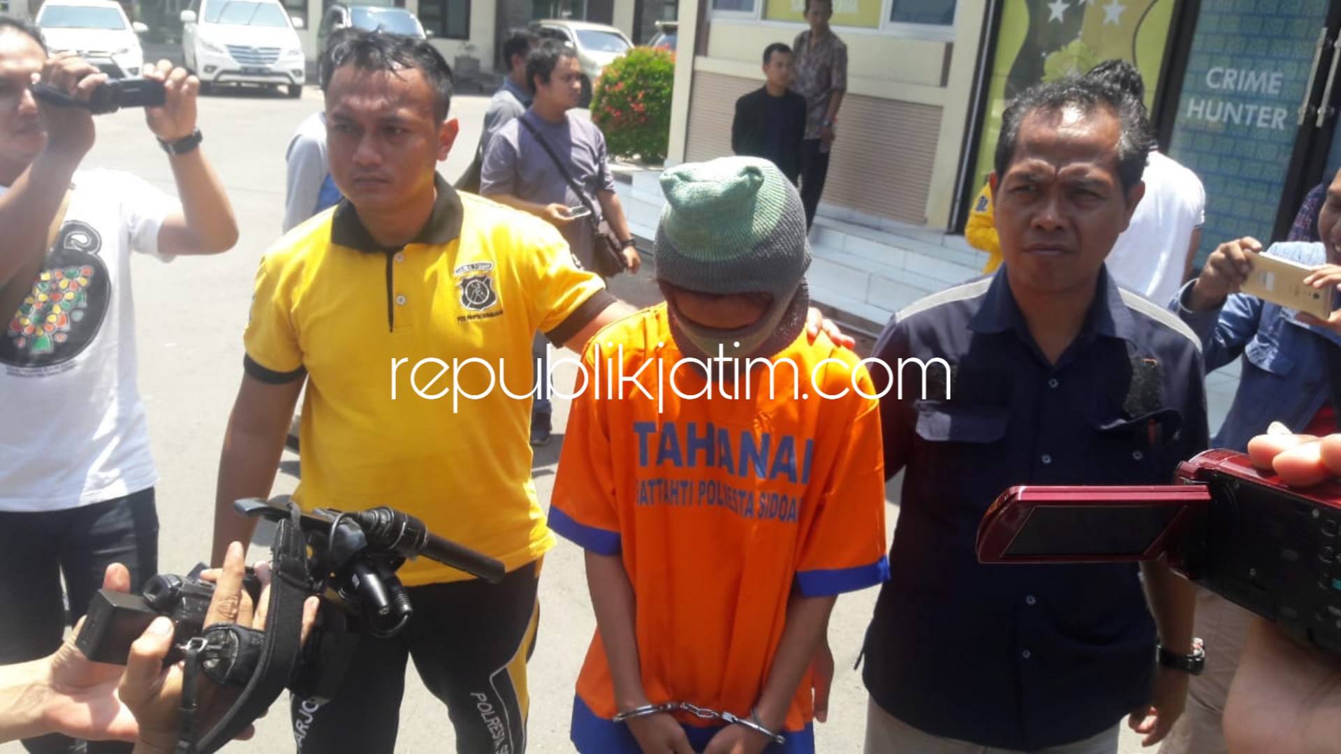 INTEROGASI - Tersangka kasus penganiayaan, Muhammad Nurman Tajuddin (20) warga Desa Gemurung, Kecamatan Gedangan, Sidoarjo yang ditetapkan tersangka dan ditahan di Polresta Sidoarjo, Sabtu (16/02/2019).