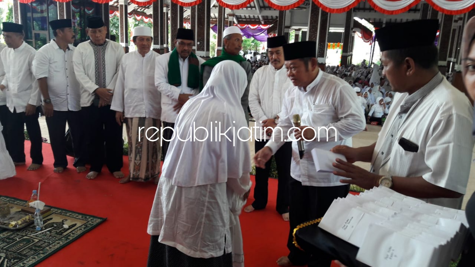 SANTUNAN - Bupati Sidoarjo, Saiful Ilah dan Wabup Sidoarjo, Nur Ahmad Syaifuddin bersama para tokoh menyantuni 1.500 anak yatim piatu yang mengikuti doa bersama untuk keamanan dan ketentraman Sidoarjo di Pendopo, Sabtu (16/02/2019).