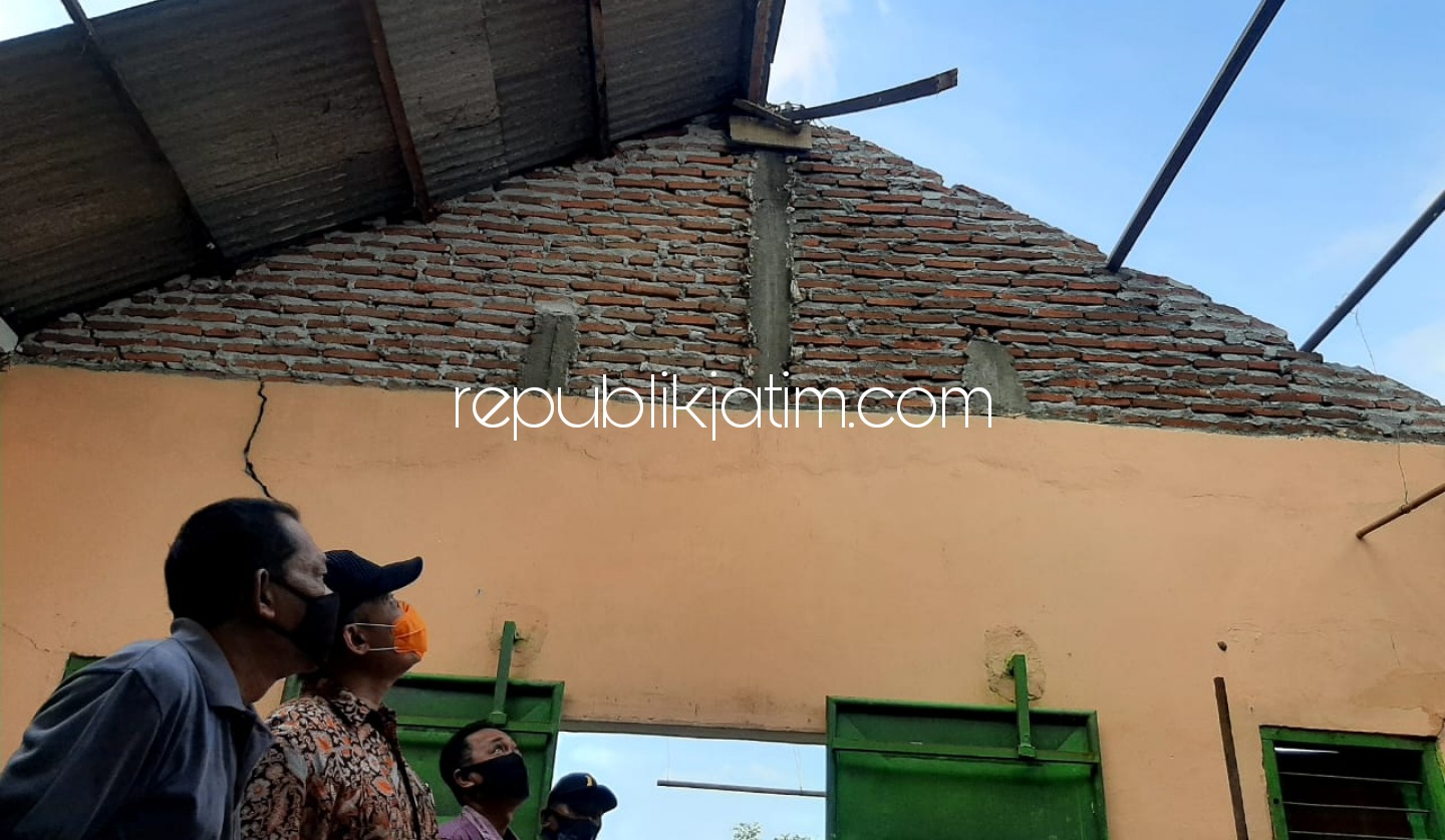 KUNJUNGAN - Anggota Dewan Pakar DPP Partai Gerindra, Bambang Haryo Soekartono (BHS) mengunjungi para korban amukan angin puting beliung di Desa Segodobancang, Kecamatan Tarik untuk menyampaikan keprihatinan dan rencana bantuan, Selasa (16/02/2021) sore.