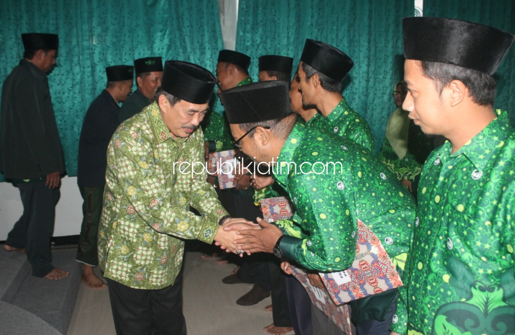 BUKA - Wabup Sidoarjo, Nur Ahmad Syaifuddin membuka acara Rapat Kerja I Pengurus Cabang (PC) Persatuan Guru Nahdlatul Ulama (Pergunu) Sidoarjo di Institut Pesantren KH Abdul Chalim Bendunganjanti, Pacet, Mojokerto, Sabtu (15/02/2020) petang.
