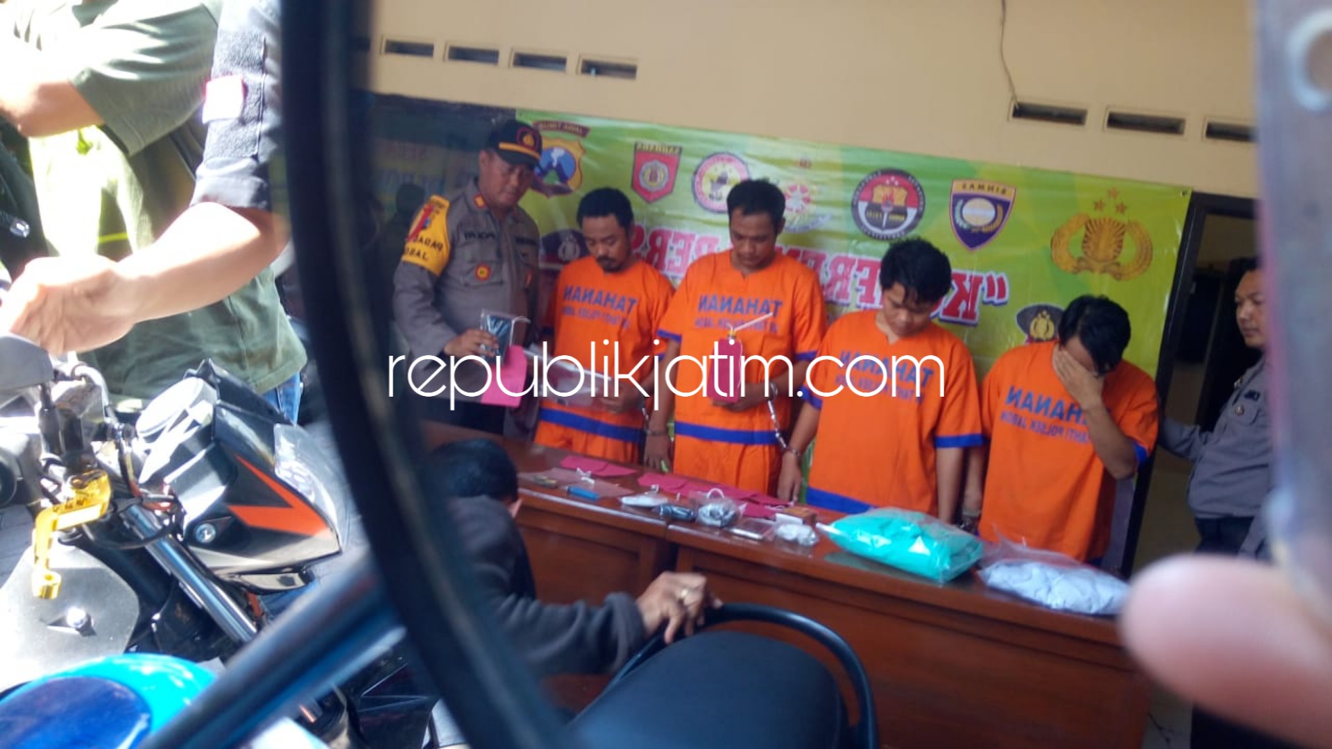 PENGEDAR - Sebanyak 4 tersangka pengedar sabu-sabu diringkus anggota Polsek Jabon bersama narang buktinya 31,25 gram sabu-sabu, Sabtu (16/02/2019).