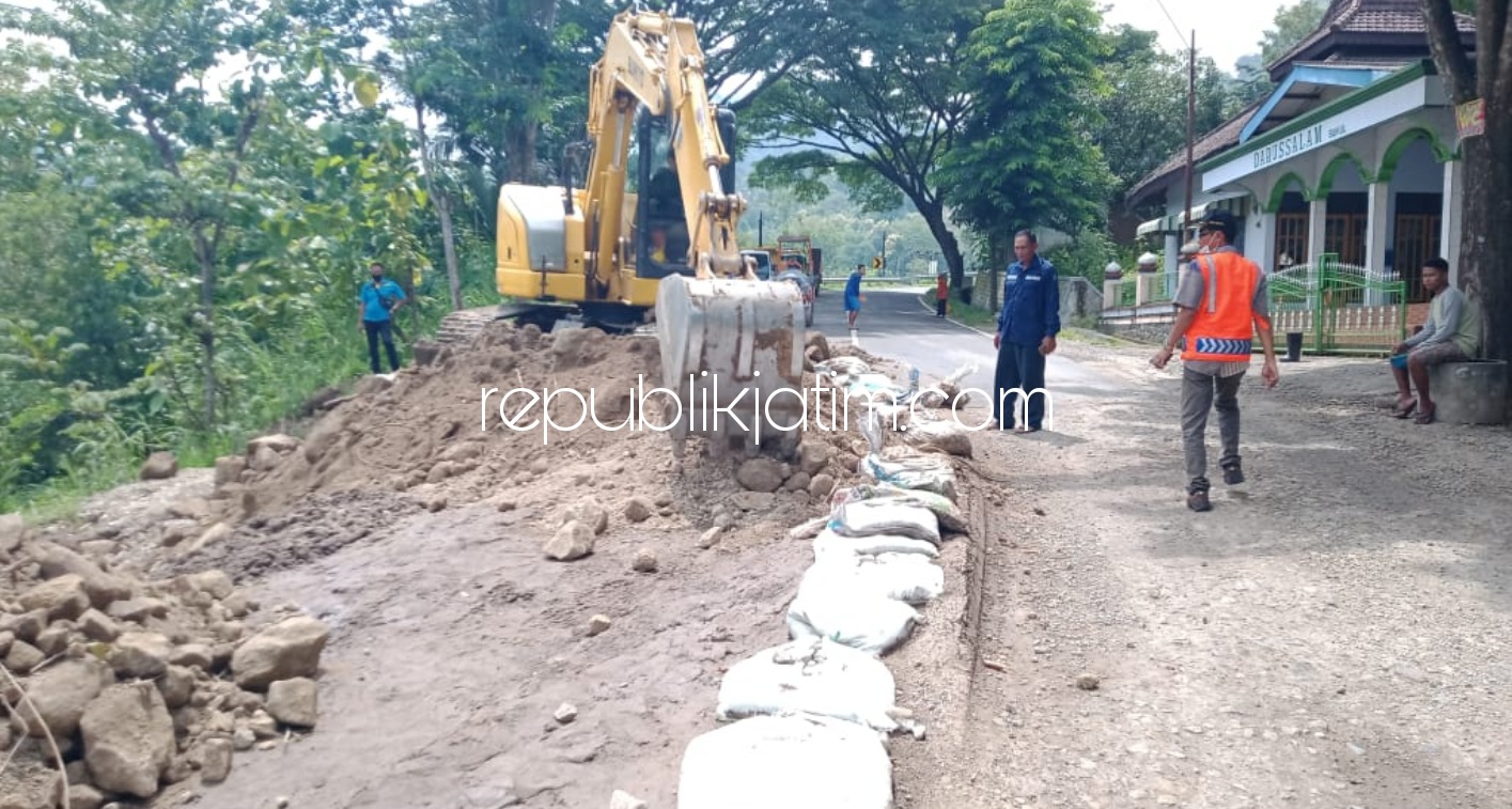 PERBAIKAN - Sejumlah petugas dan pekerja sibuk memperbaiki jalan ambles JL Raya Ponorogo-Pacitan, Dusun Bukul, Desa Wates, Kecamatan Slahung, Ponorogo, Selasa (16/02/2021). 