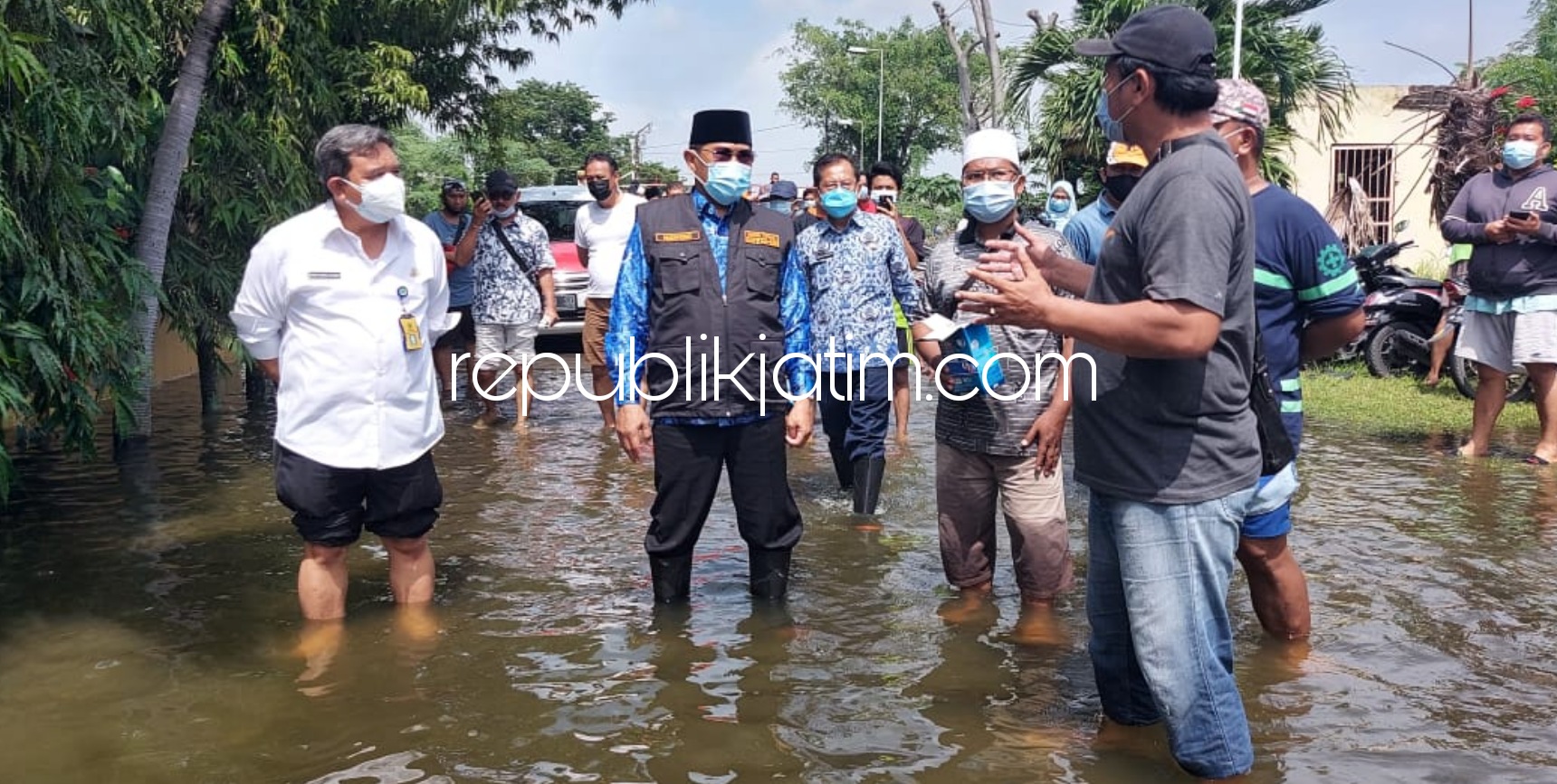BANJIR - Pj Bupati Sidoarjo, Hudiyono bersama warga mengecek banjir di Desa Rangkahkidul, Kecamatan/Kabupaten Sidoarjo lantaran banjir tak kunjung surut, Rabu (17/02/2021).