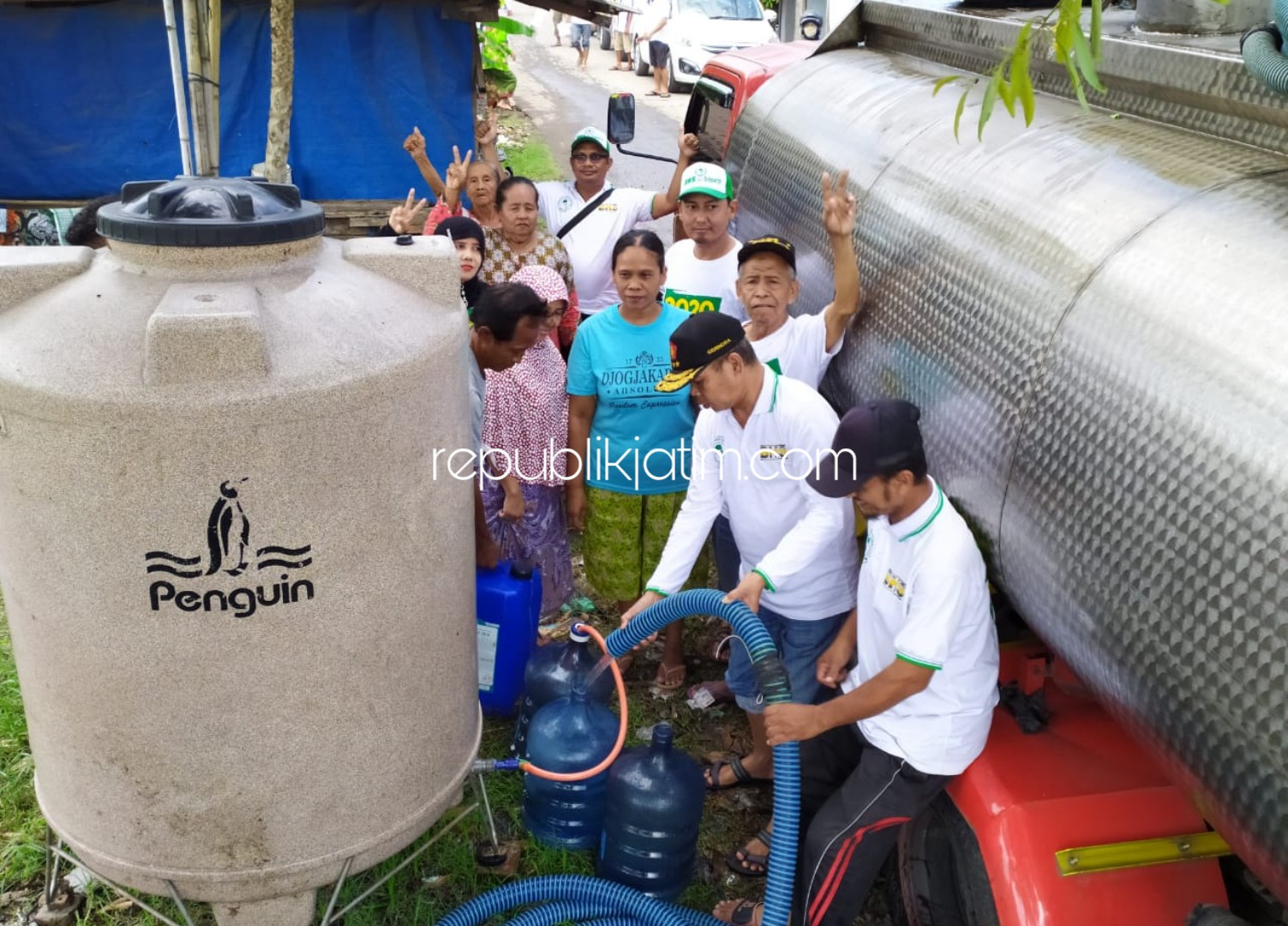AIR BERSIH - Tim Bacabup Sidoarjo, Bambang Haryo Soekartono memberikan bantaun air bersih untuk korban banjir di Desa Kedungbanteng dan Desa Banjarasri, Kecamatan Tanggulangin, Sidoarjo, Senin (17/02/2020).