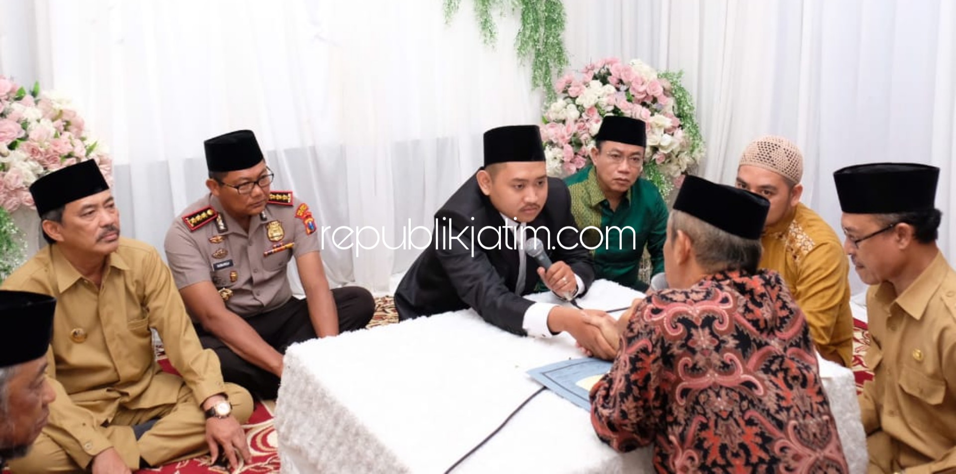 SAKSI - Kapolresta Sidoarjo, Kombes Pol Sumardji, Wabup Sidoarjo, Nur Ahmad Syaifuddin dan Ketua DPRD Sidoarjo, Usman menjadi saksi pernikahan putri wartawan TV One Sidoarjo, Senin (17/02/2020).