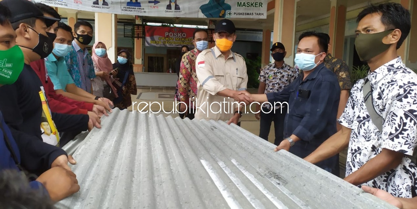 SERAHKAN - Anggota Dewan Pakar DPP Partai Gerindra, Bambang Haryo Soekartono (BHS) dan tim menyerahkan bantuan 100 asbes, 20 seng dan uang pengganti buku yang rusak diterjang puting beliung di Balai Desa Segodobancang, Tarik, Sidoarjo, Rabu (17/02/2021).