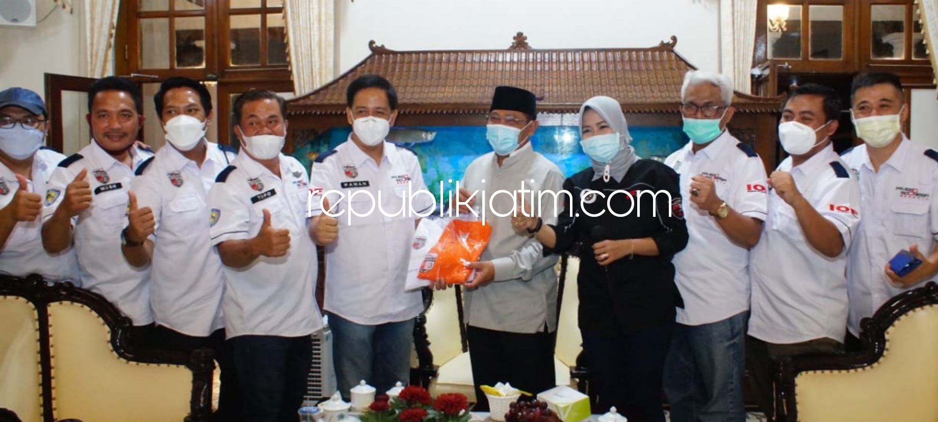 SILATURRAHMI - Sebanyak 20 pengurus tiga komunitas otomotif di Sidoarjo bersilaturahmi dengan Pj Bupati Sidoarjo, Hudiyono di Pendopo Delta Wibawa, Selasa (16/02/2021) malam.