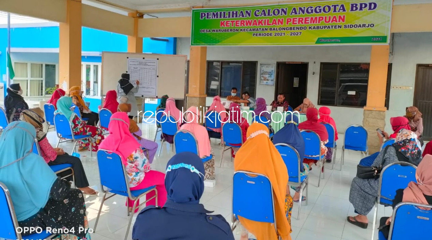 PEMILIHAN - Pemerintah Desa Waruberon, Kecamatan Balongbendo menggelar pemilihan anggota BPD untuk keterwakilan perempuan dipimpin Ketua Panitia BPD, Achmad Abdul Rochman dan Kades Waruberon, Saiful Choiri, Selasa (16/02/2021) sore. 