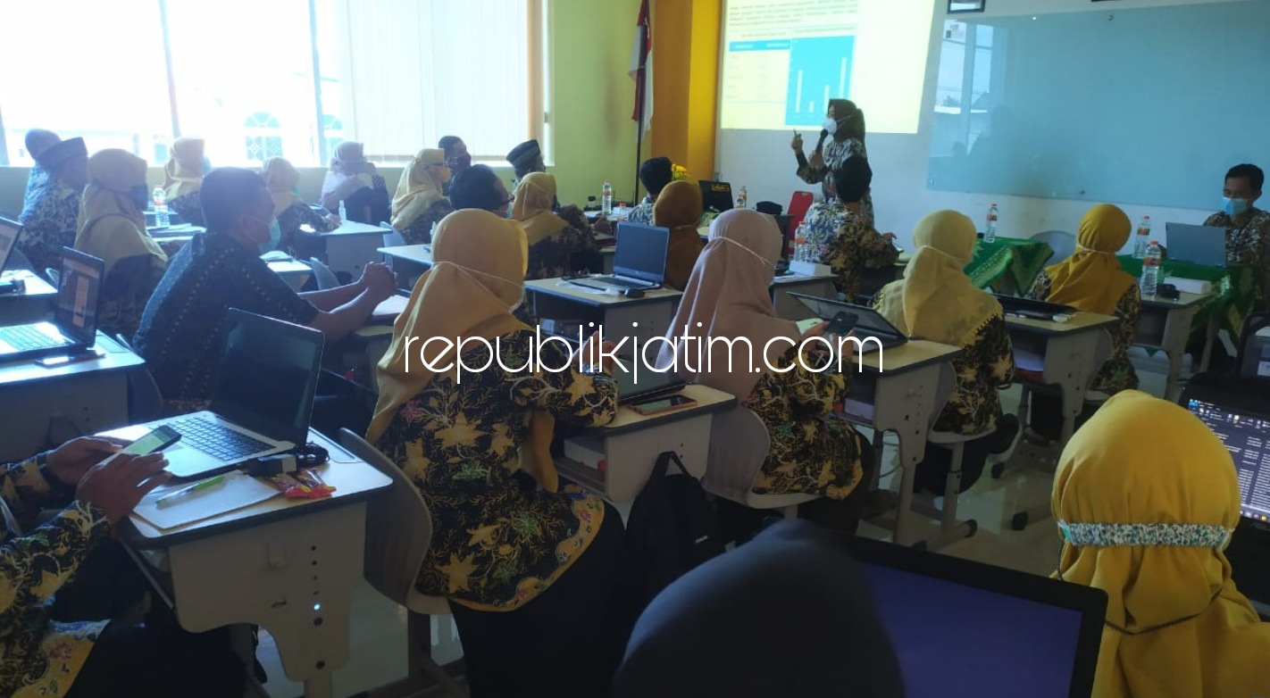AKM - Semitar 75 guru SMA Muhammadiyah 1 Taman, SMK 1 dan SMK 2 Taman mengikuti Bimtek Guru Belajar Seri Asesmen Kompetensi Minimum (AKM) dengan pemateri dosen unesa Dr Endah Budi Rahayu, M Pd dan Dr Syamsul Sodiq, M Pd di Smamita, Kamis (18/02/2021).