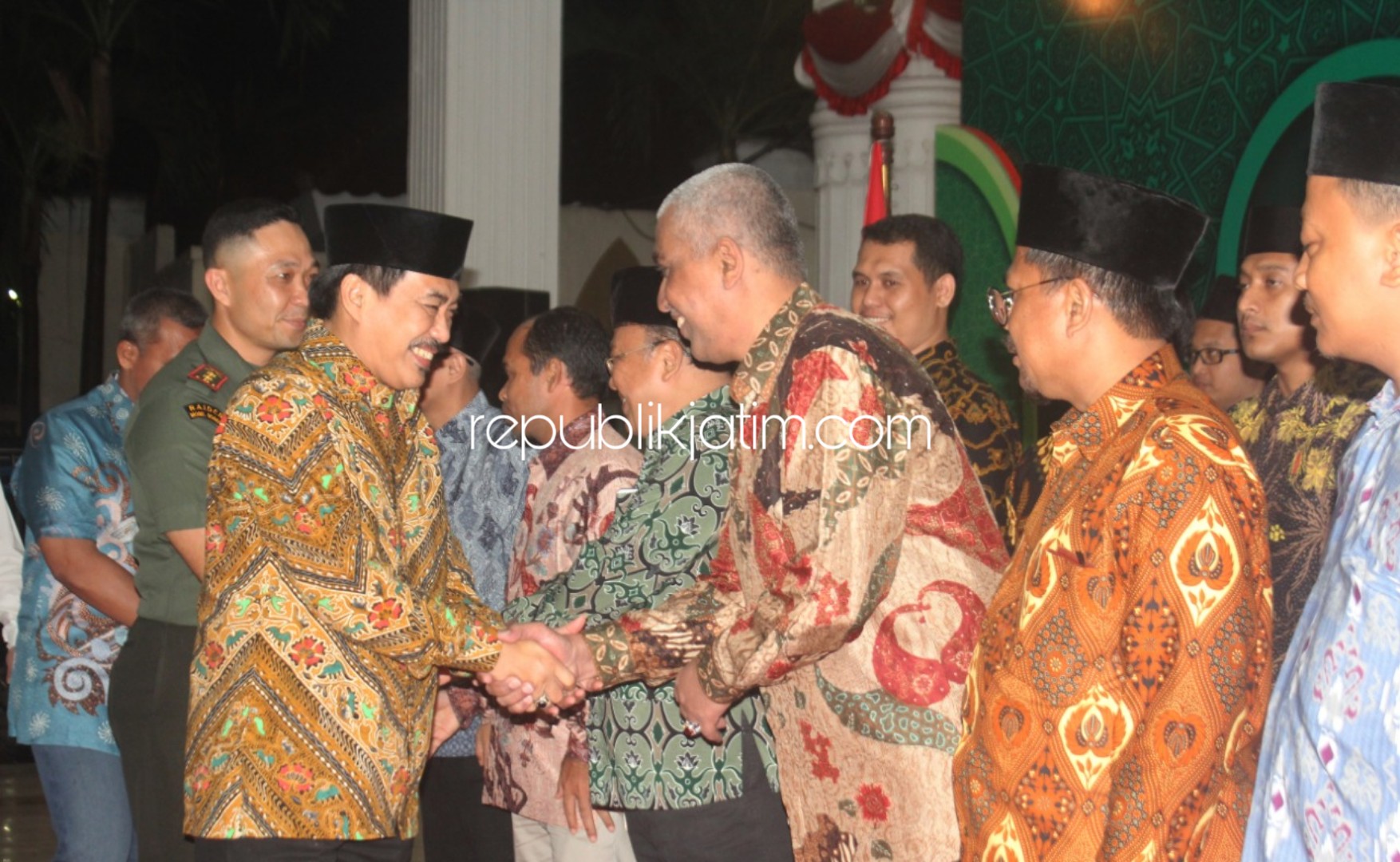 BERSINERGI - Ketua Presidium MD KAHMI Sidoarjo, Achmad Riyadh Bahalmar menerima ucapan selamat dari Wabup dan Forkopimda Sidoarjo usai pelantikan di Pendopo Delta Wibawa, Senin (17/02/2020) malam.