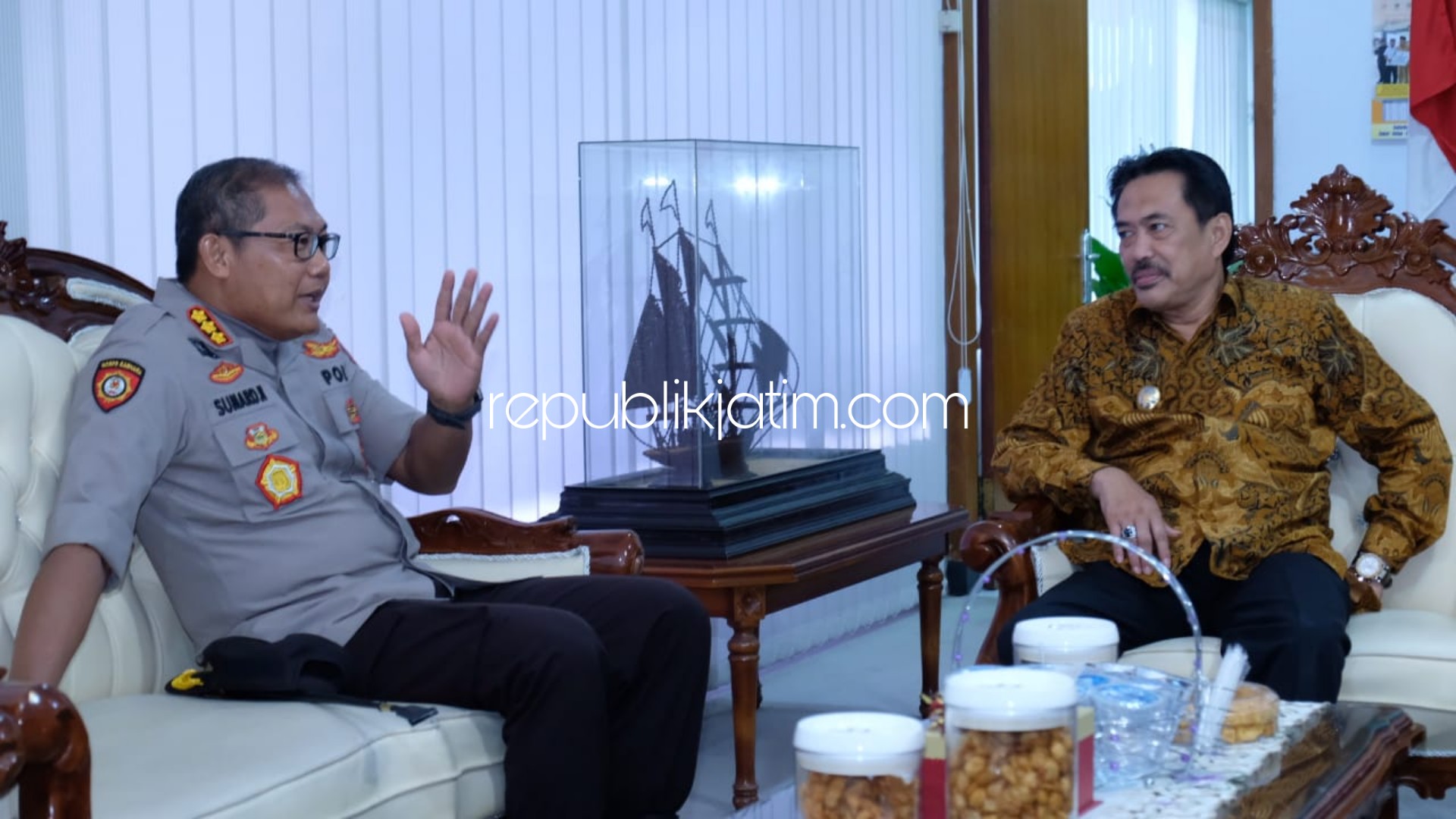 DIALOG - Kapolresta Sidoarjo Kombes Pol Sumardji berdialog dengan Wakil Bupati Sidoarjo Nur Ahmad Syaifuddin untuk membuat kebijakan mengatasi masalah banjir di Desa Kedungbanteng dan Desa Banjarasri, Kecamatan Tanggulangin, Sidoarjo, Selasa (18/02/2020).