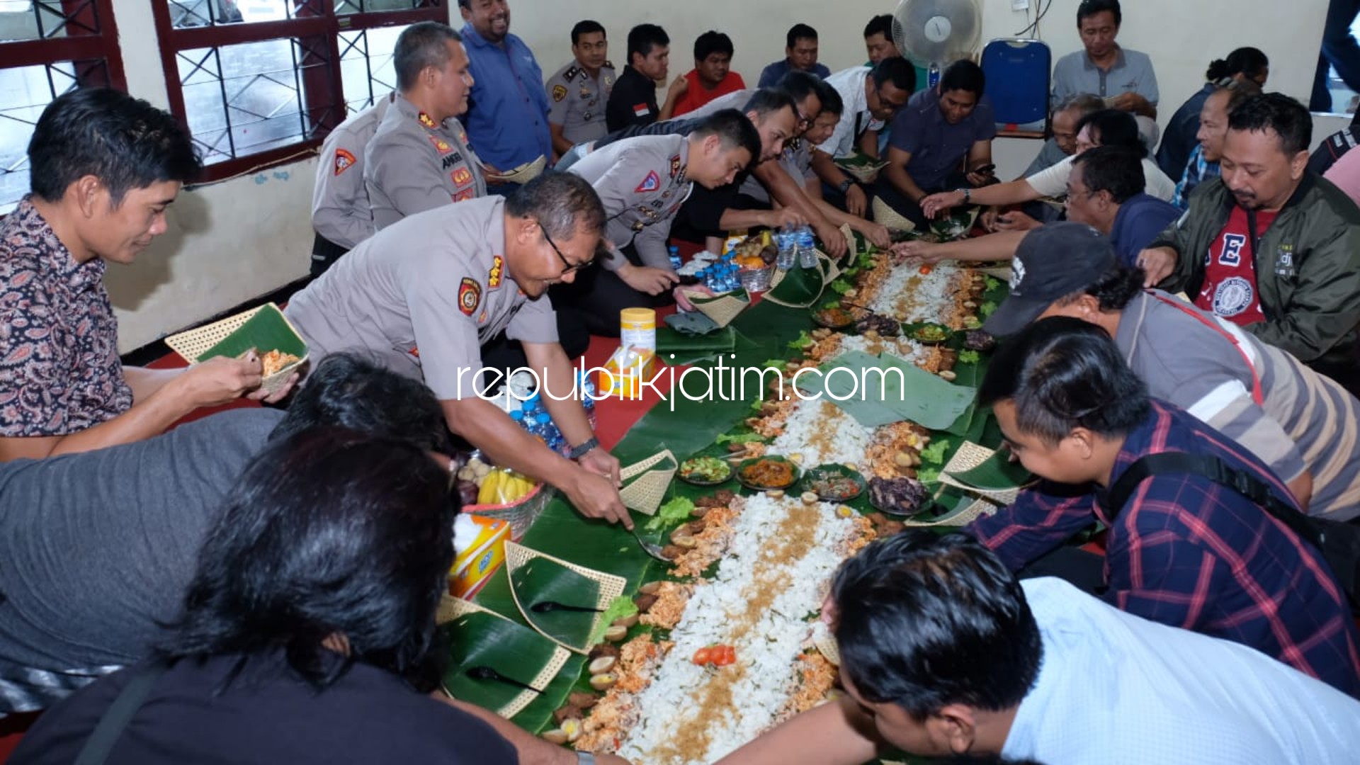 PURAKAN - Kapolresta Sidoarjo, Kombes Pol Sumardji bersama jajarannya makan bersama (purakan) bersama puluhan wartawan di Balai Wartawan Sidoarjo, Selasa (18/02/2020).