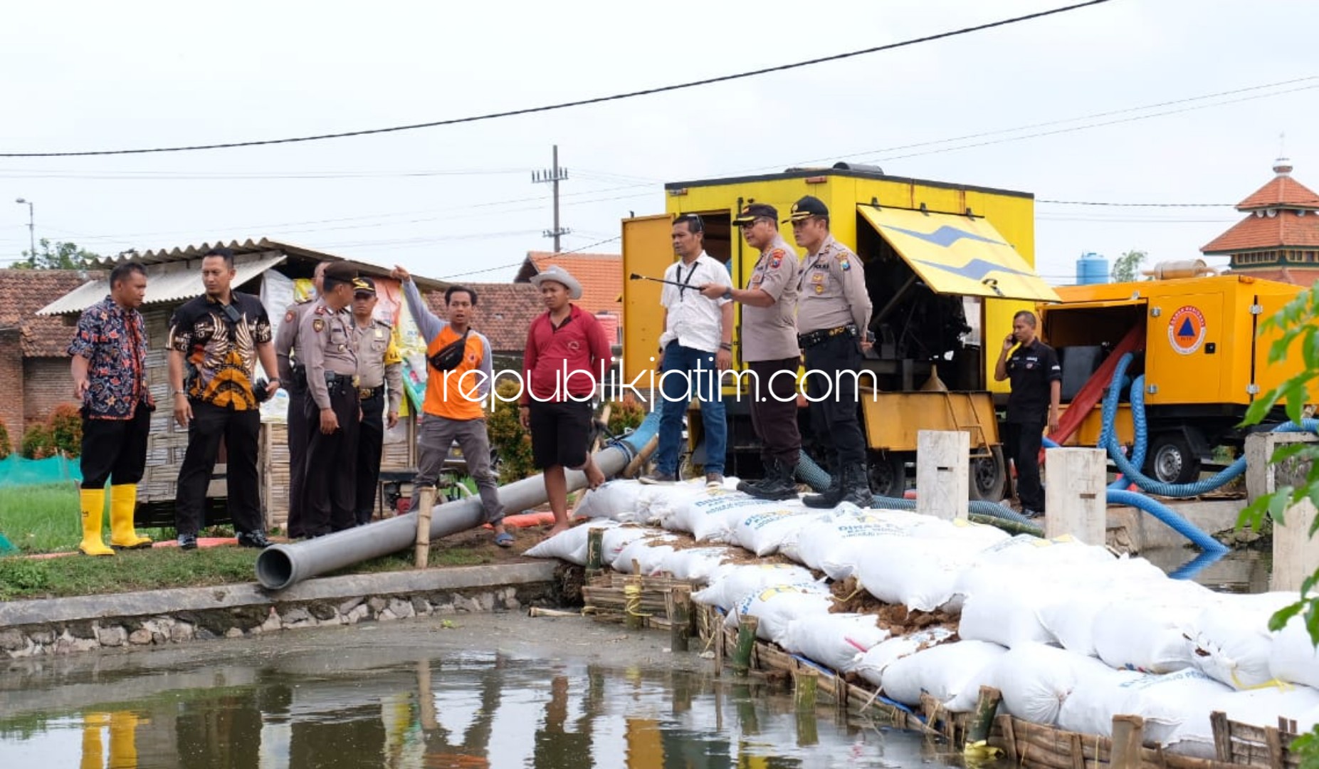 CEK - Kapolresta Sidoarjo, Kombes Pol Sumardji mengajak BPBD Pemkab Sidoarjo mengoperasikan mesin pompa hingga banjir di Desa Kedungbanteng dan Desa Banjarasri, Kecamatan Tanggulangin, Sidoarjo surut dan mengering, Selasa (18/02/2020).
