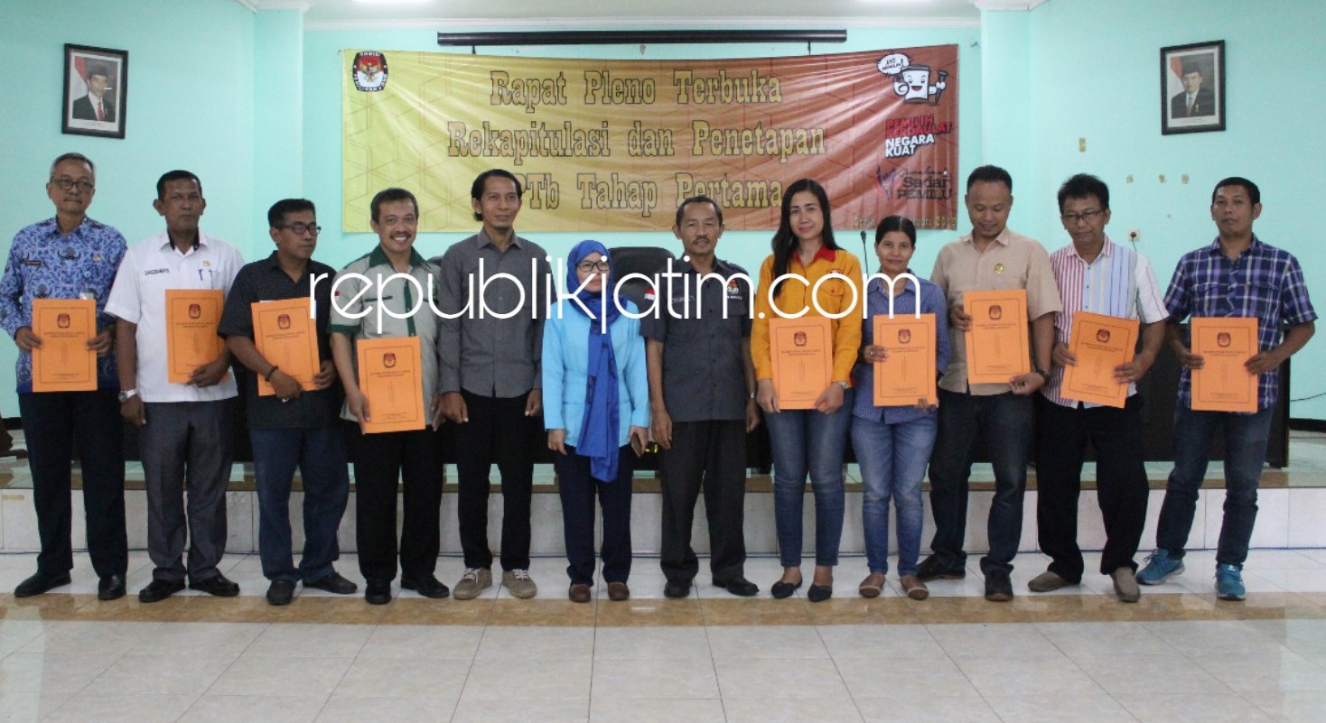 MENYERAHKAN - Ketua KPU Sidoarjo, M Zainal Abidin menyerahkan tambahan DPT sebanyak 3.453 pemilih usai rapat pleno di kantor KPU Sidoarjo, Senin (18/02/2019).