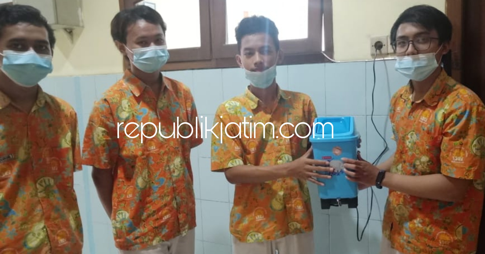 HASIL KARYA - Lima siswa Smamita menunjukkan hasil karyanya berupa prototipe tempat sampah otomatis berbasis arduino nano dan infrared senssor saat ujian praktek, Jumat (19/02/2021).