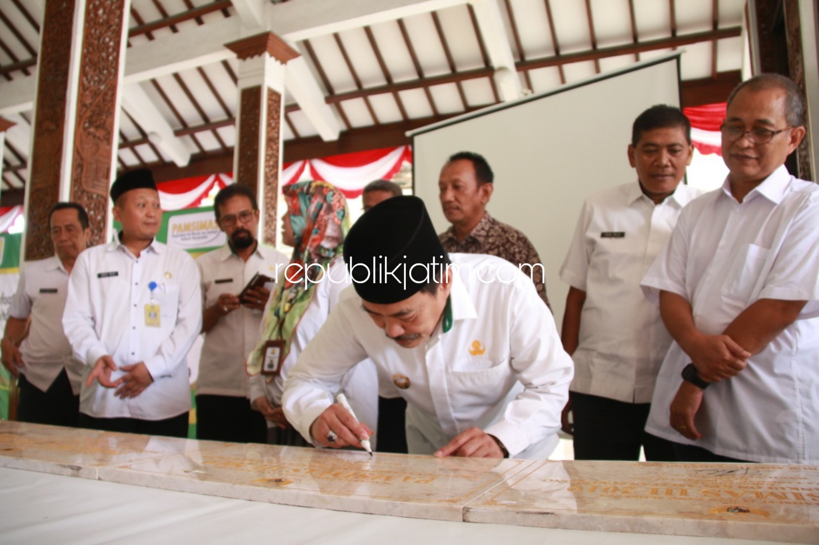 RESMIKAN - Wabup Sidoarjo, Nur Ahmad Syaifuddin meresmikan 41 proyek Pamsimas yang didanai APBN dan APBD Tahun 2019 senilai Rp 7,5 miliar di Pendopo Delta Wibawa, Rabu (19/02/2020).