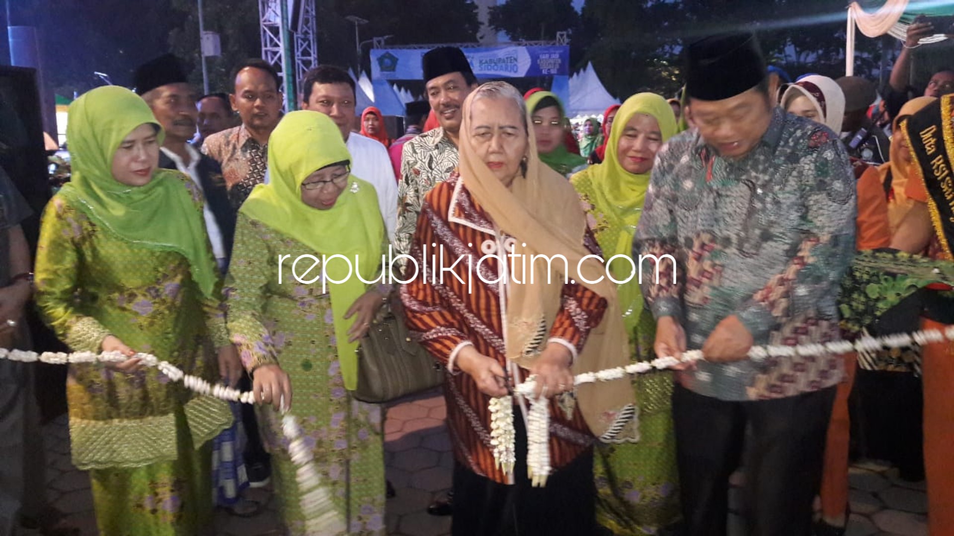 BUKA - Bupati Sidoarjo, Saiful Ilah membuka acara Pasar Rakyat Muslimat NU dan Pemkab Sidoarjo yang digelar di Alun-Alun Sidoarjo, Selasa (19/02/2019) petang.