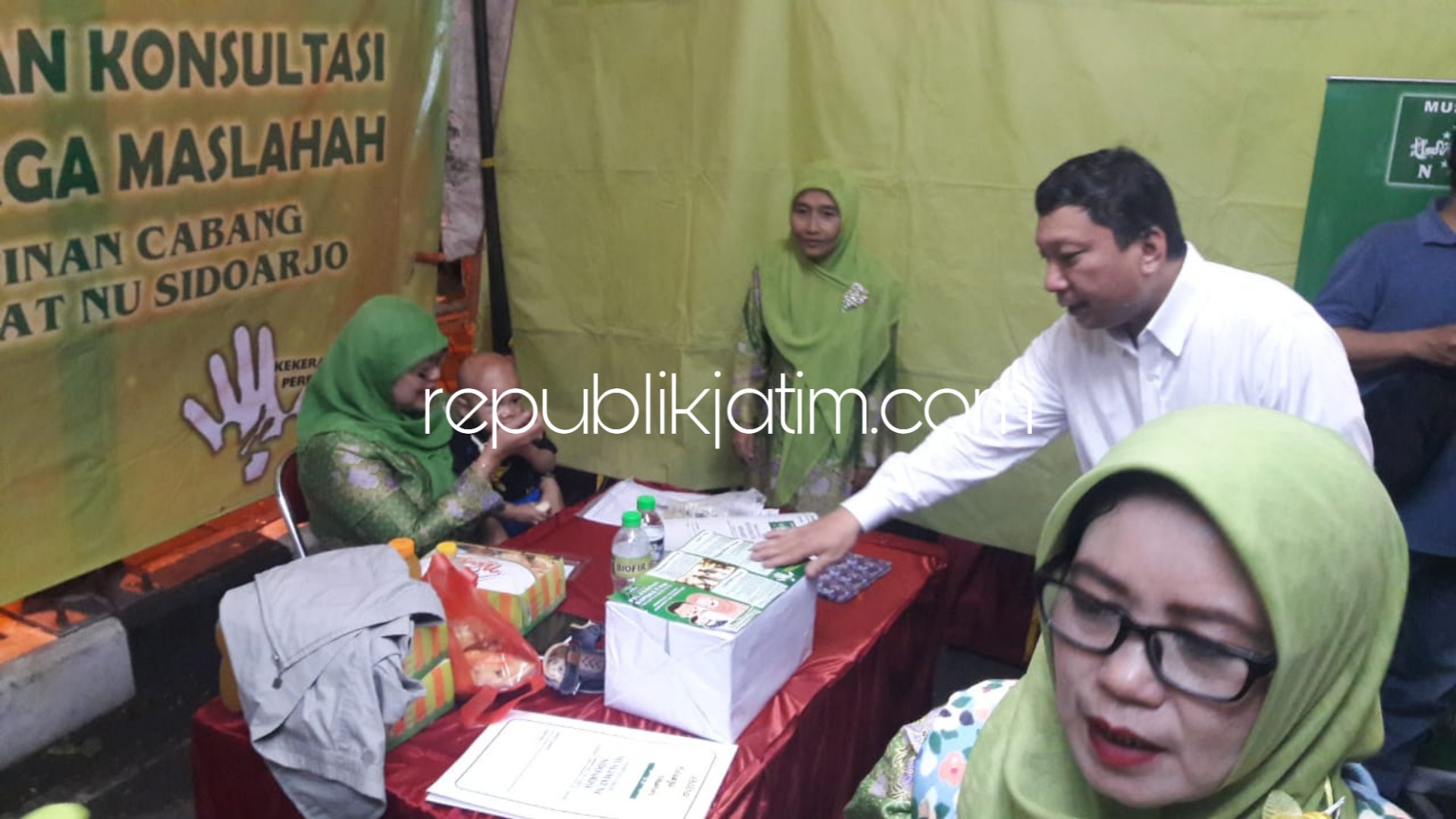 KONSULTASI - Caleg PKB DPR RI, Fandi Utomo mengunjungi stan Pelayanan Konsultasi Keluarga di acara Pasar Rakyat Muslimat NU di Alun-Alun Sidoarjo, Selasa (19/02/2019).