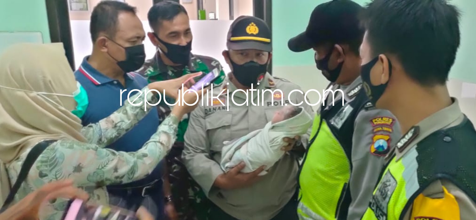BAYI - Petugas Polsek Jetis dan Satuan Reskrim, Polres Ponorogo menggelar olah TKP penemuan bayi laki-laki di Masjid An Nur Desa Kutukulon, Kecamatan Jetis, Ponorogo, Jumat (19/02/2021).