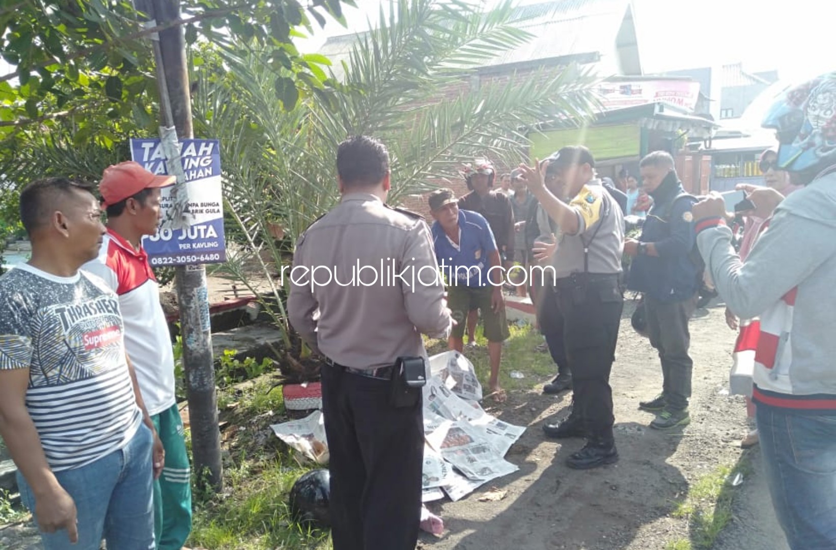 TEWAS - Petugas dan warga berusaha mengevakuasi jenazah korban kecelakaan Ghinatus Sholicha (21) ke pinggir JL Raya Kandangan, Kecamatan Krembung, Sidoarjo, Rabu (19/02/2020).