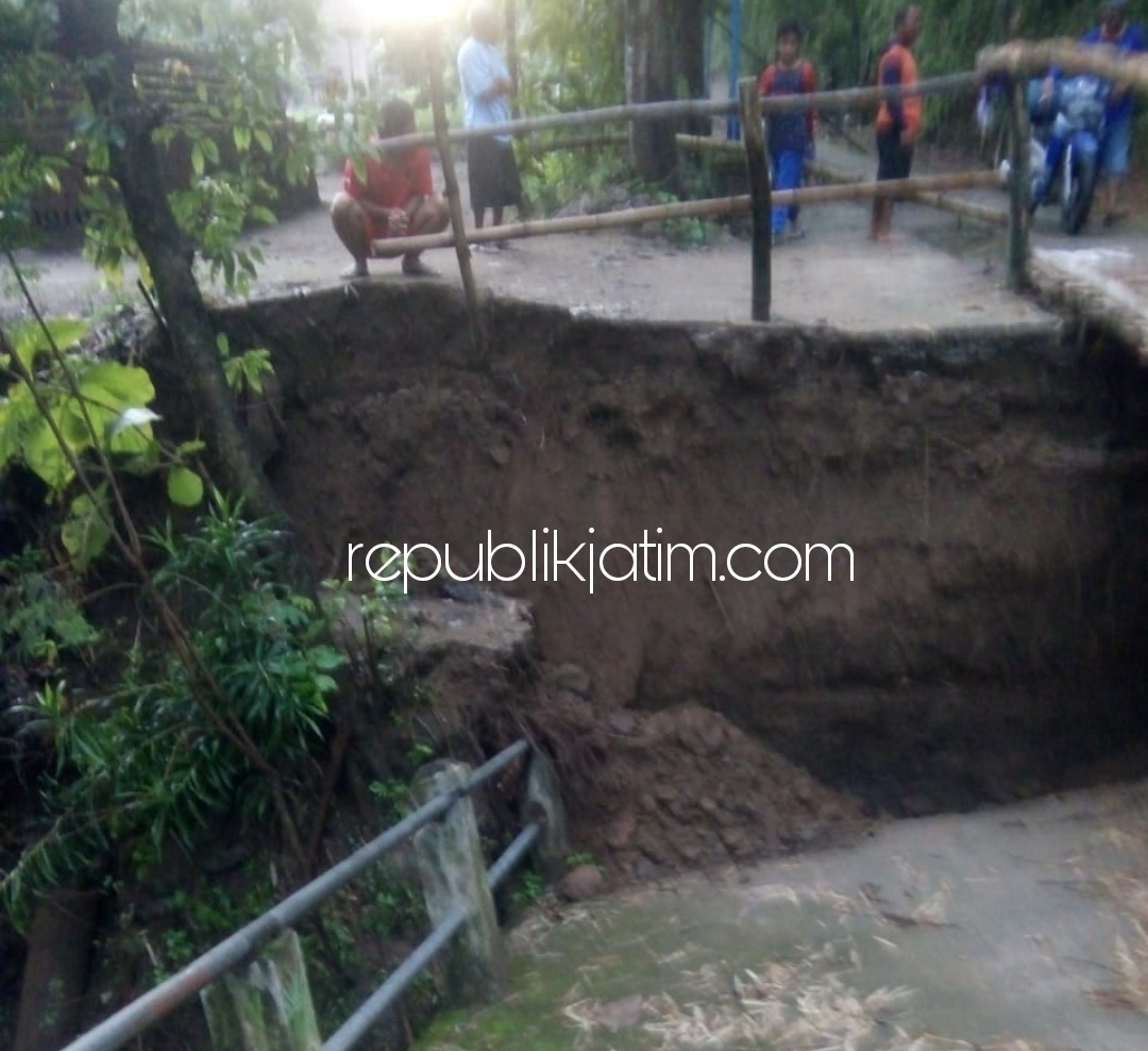 PUTUS - Warga Dusun Pacar, Desa Besuki, Kecamatan Sambit, Ponorogo langsung membuat jembatan bambu di atas jembatan ambruk (putus), Jumat (19/02/2021).