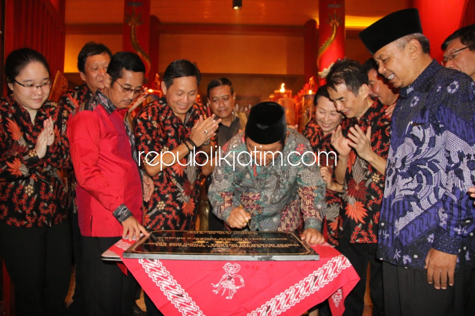 RESMIKAN - Bupati Sidoarjo, Saiful Ilah meresmikan Klenteng Tjong Hok Kiong JL Hang Tuah Sidoarjo yang baru selesai dibangun, Selasa (19/02/2019) malam.
