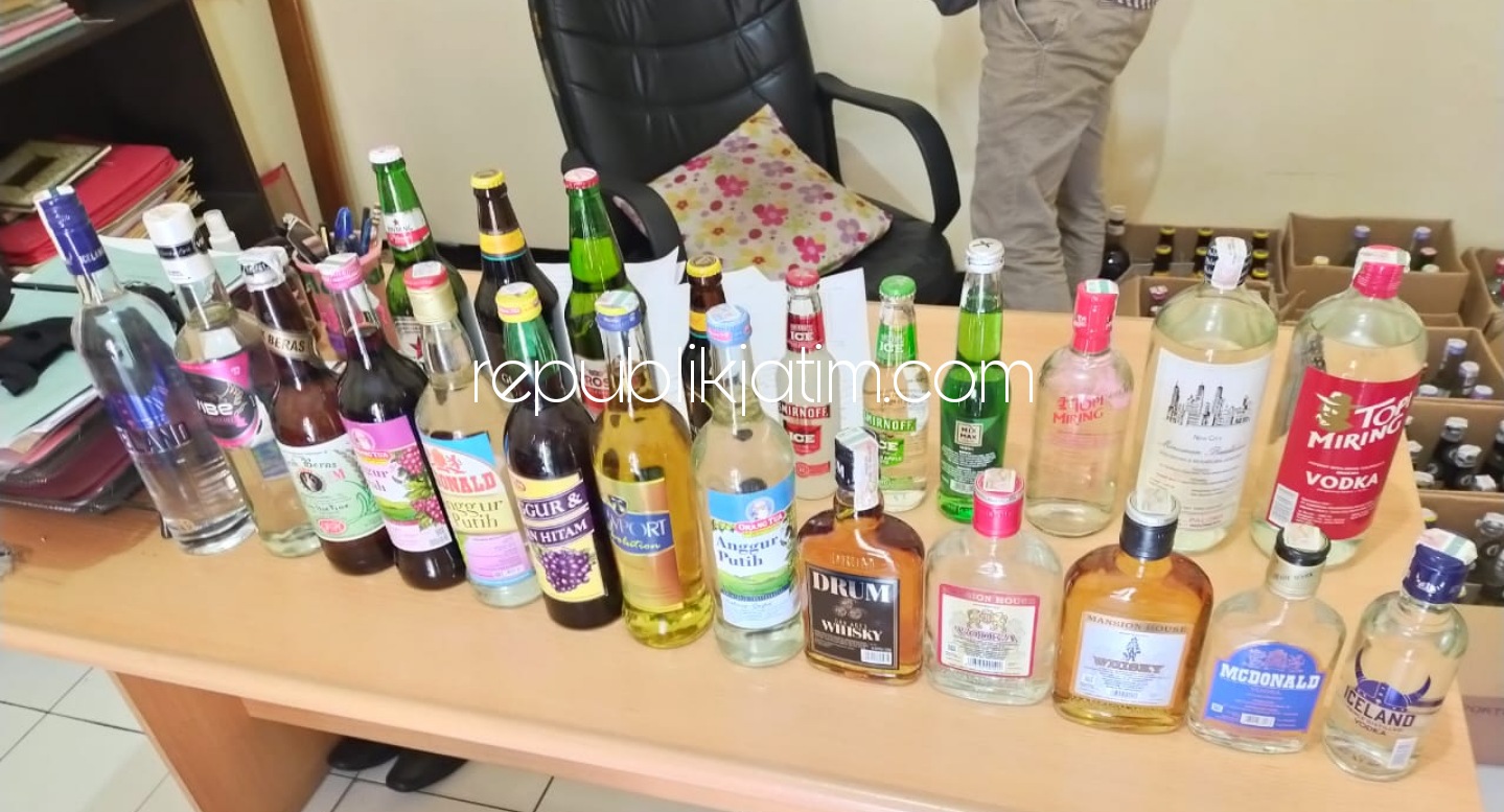 SITA - Ratusan botol Minuman Keras (Miras) berbagai merek disita anggota Unit Reskrim Polsek Krian dari toko milik Kusno Sujarwadi warga Dusun Kuwangen, Desa Junwangi, Kecamatan Krian, Sidoarjo, Sabtu (20/02/2021).