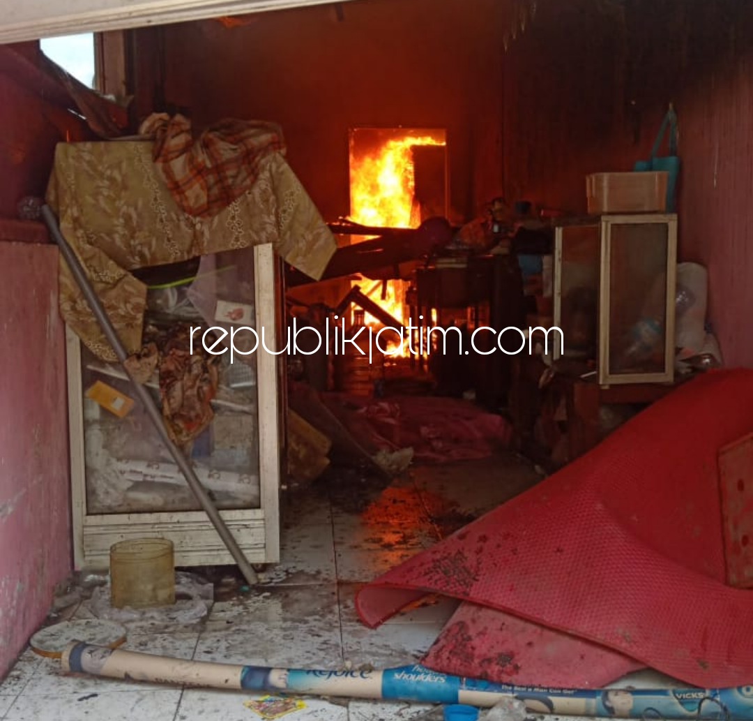 TERBAKAR - Rumah pasutri RM M Sutrisno (67) dan Kurniasih Murbana (64) warga Desa Bendotretek, Kecamatan Prambon, Sidoarjo ludes terbakar lantaran dibakar putranya M Roubeta, Sabtu (20/02/2021).
