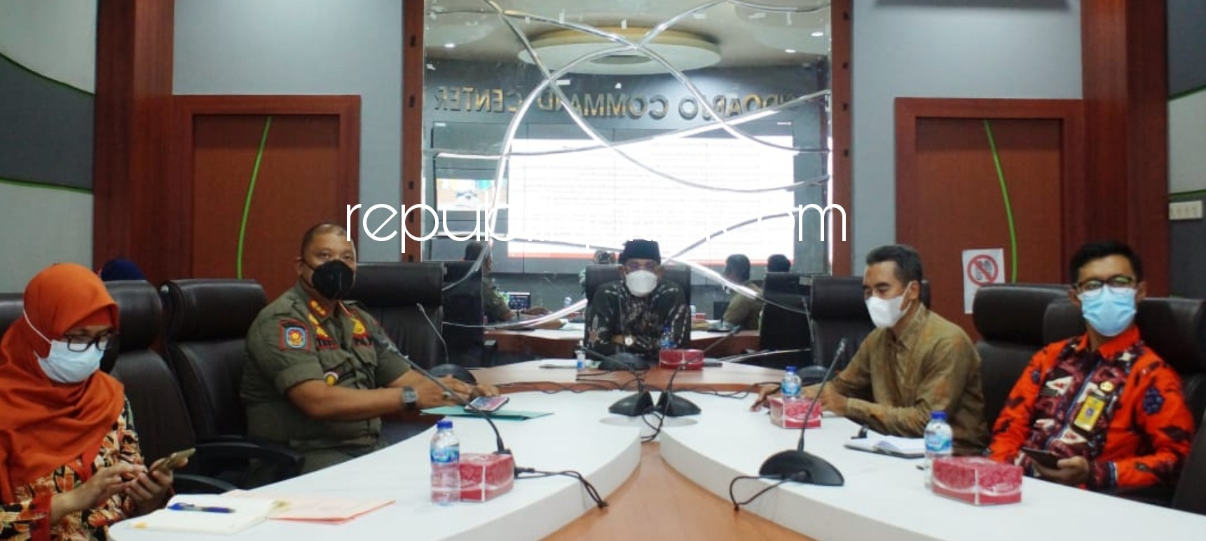 PUSAT - Command Center yang ada di Pendopo Pemkab Sidoarjo bakal menjadi pusat pengawasan Protokol Kesehatan (Prokes) pemasangan 1.000 VVTV, Sabtu (20/02/2021). 