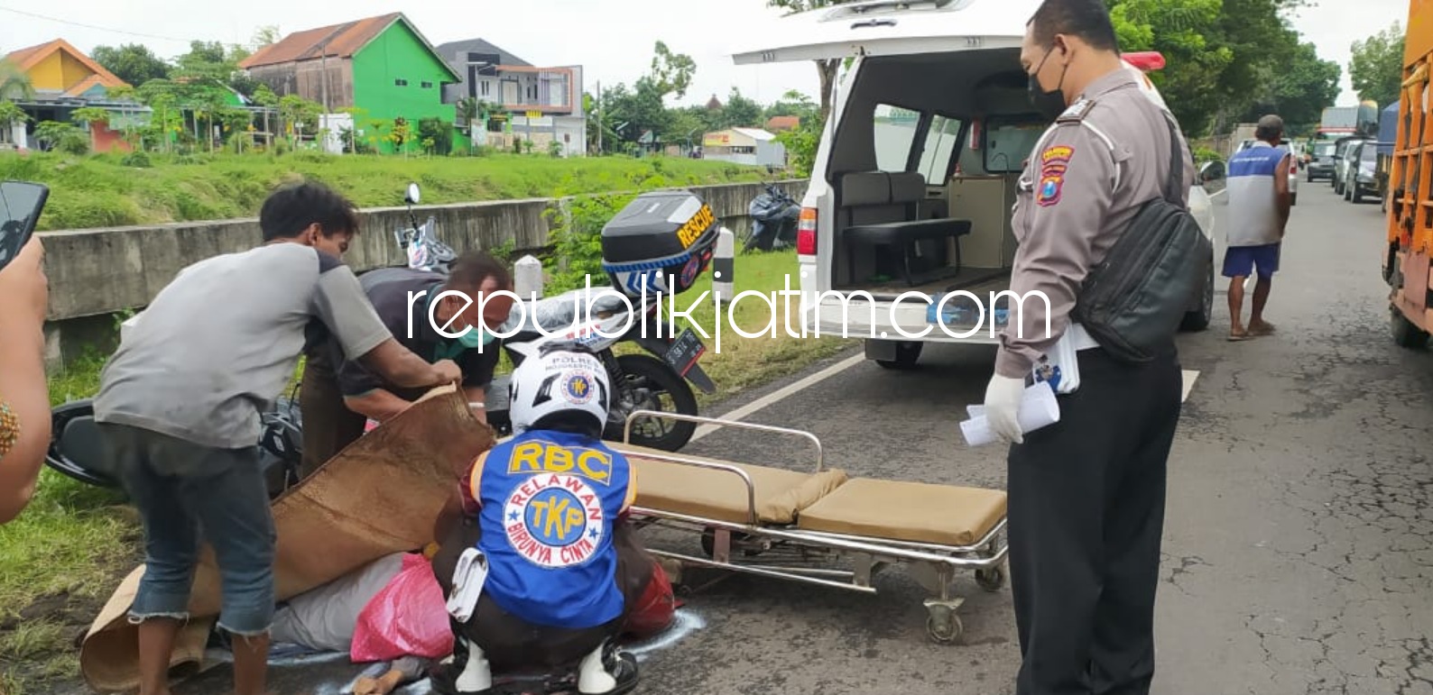 OLAH TKP - Para petugas Unit Laka Lantas dan Polsek Balongbendo menggelar olah TKP kecelakaan di JL Raya Mojokerto-Surabaya, Desa Bakungtemenggungan, Kecamatan Balongbendo yang menewaskan seorang pengendara motor, Sabtu (20/02/2021).