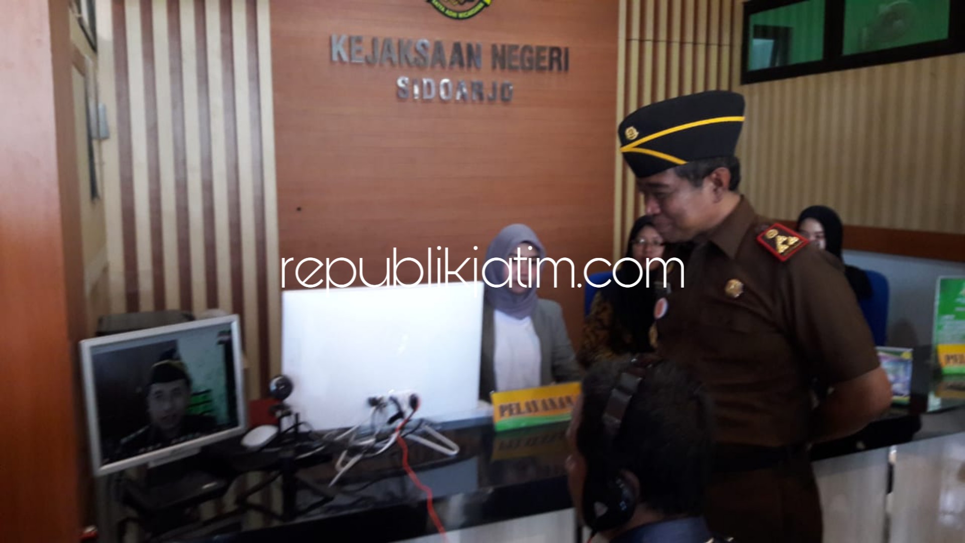 TELECONFERENCE - Kepala Kejari Sidoarjo, Budi Handaka menyaksikan Kades Balongtani, Kecamatan Jabon, Abdul Muntolib melakaanakan uji coba teleconference dengan Kasi Intel, Idham Kholid saat launching WBK dan WBBM, Kamis (21/02/2019).