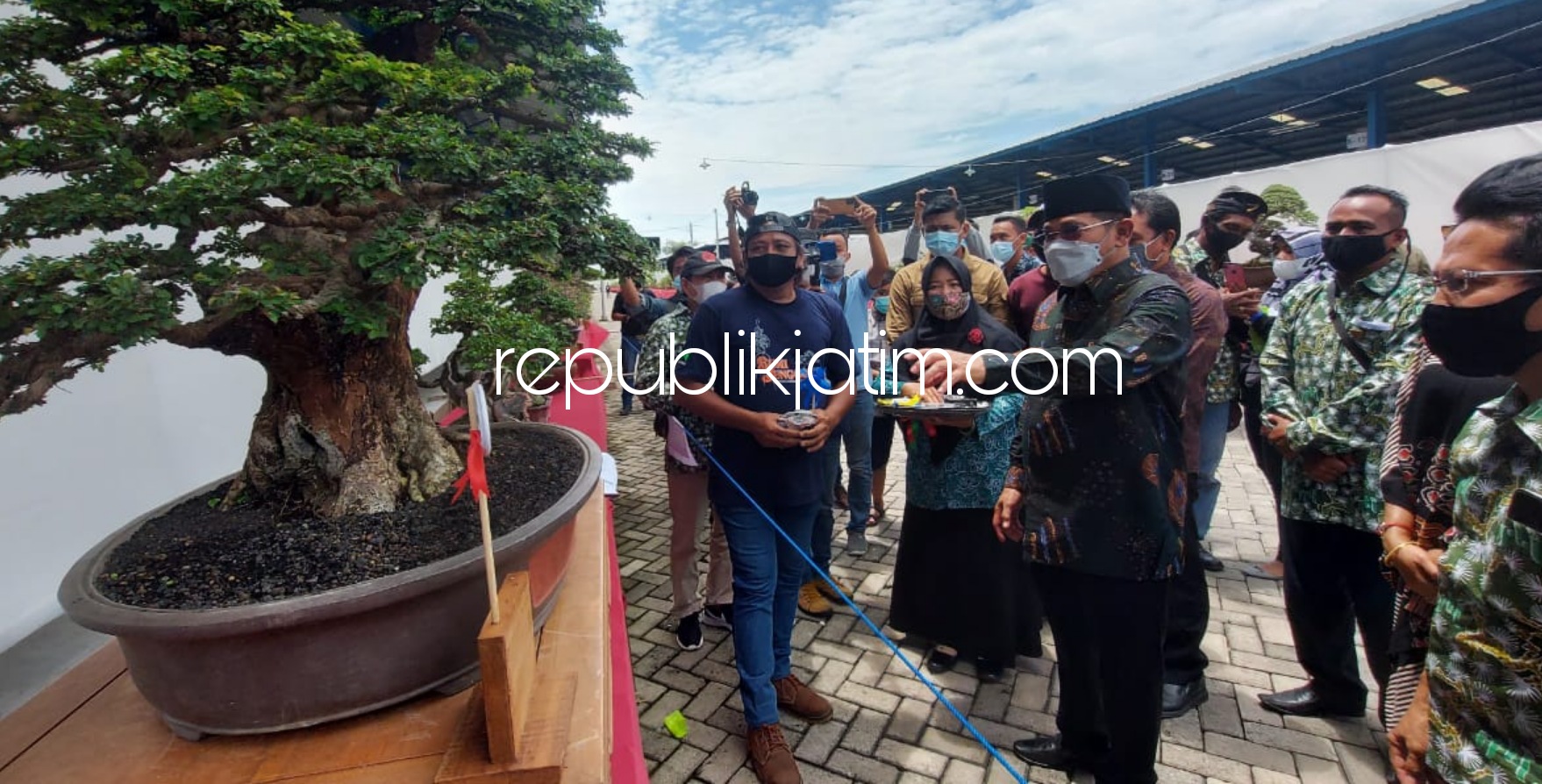 BONSAI - Pj Bupati Sidoarjo, Hudiyono mengapresiasi hasil penjualan bonsai yang ada di pameran dan kontes bonsai bumi jenggolo Sidoarjo di Pasar Sun City Biz Arteri Porong, Sidoarjo, Minggu (21/02/2021).
