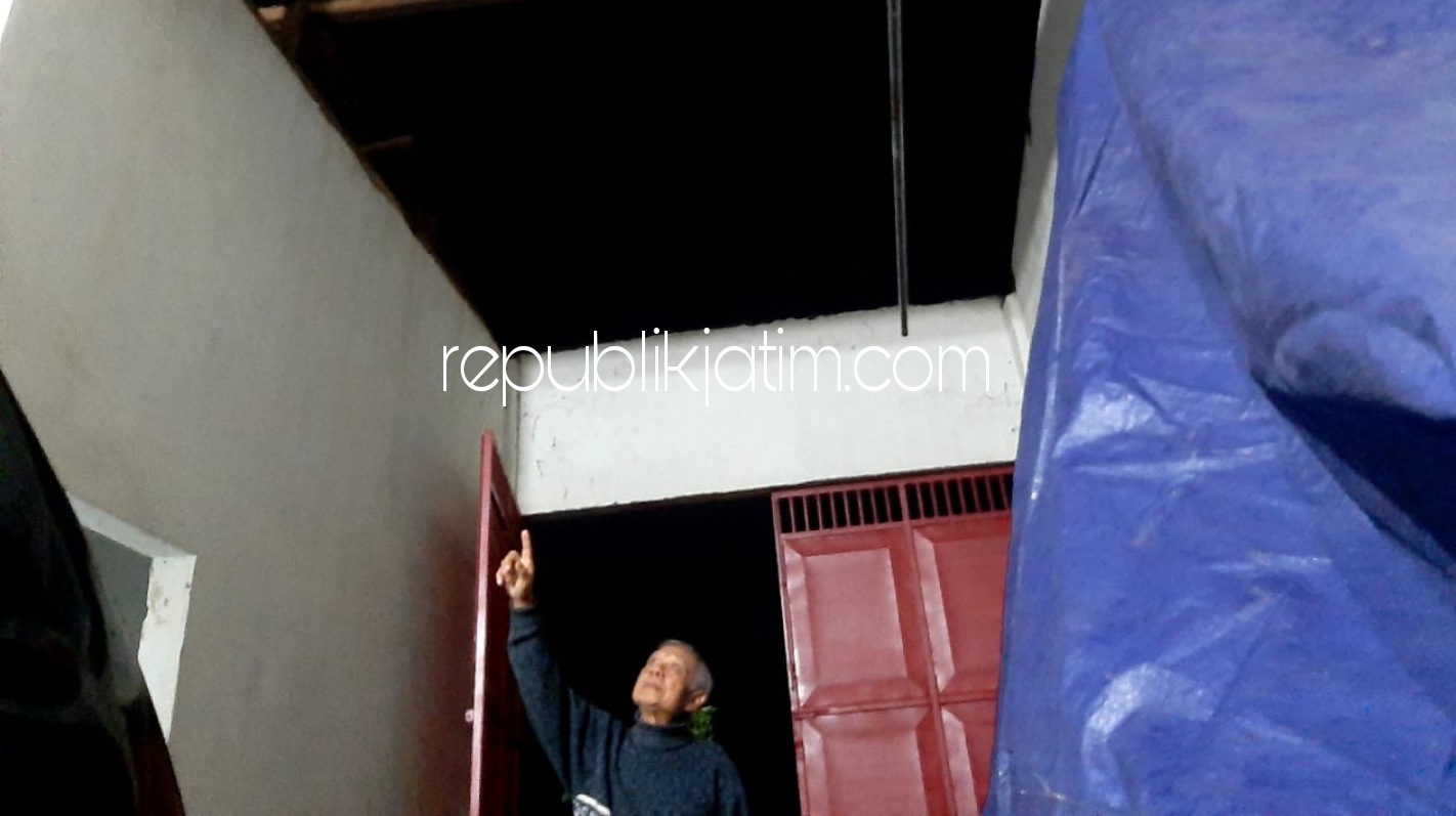 RUSAK - Sekitar 4 bangunan atap rumah dan gudang di Desa Wonokupang, Kecamatan Balongbendo, Sidoarjo rusak akibat amukan angin kencang, Minggu (21/02/2021) petang. 