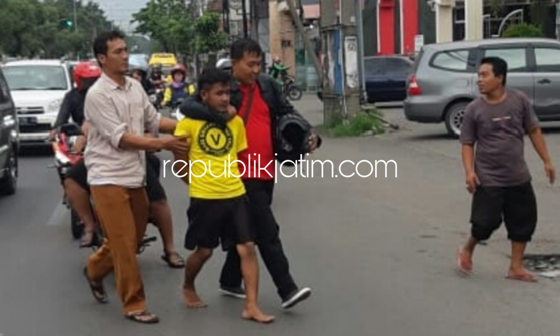 DITANGKAP - Narapidana kasus perlindungan anak, Hadi Supriyanto kembali diamankan petugas Lapas Kelas II A Sidoarjo pasca melarikan diri dan sembunyi di dalam almari rumahnya di Desa Kebohansikep, Kecamatan Gedangan, Sidoarjo, Rabu (20/02/2019) petang.