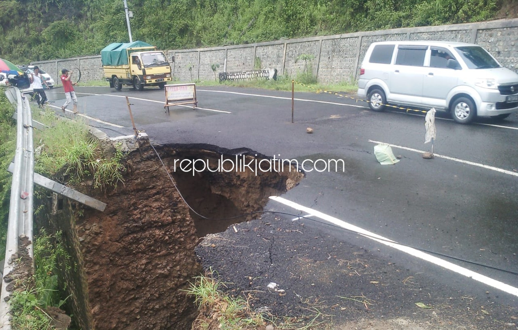 SITE PILE - JL Raya Ponorogo - Pacitan yang ambles bakal dipasang Site Pile oleh Dinas Pekerjaan Umum (PU) Propinsi Jatim untuk menahan badan jalan agar tidak longsor, Jumat (20/02/2020).