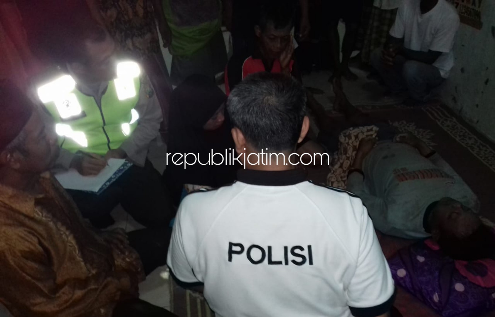 OLAH TKP - Petugas menggelar olah TKP korban tewas, Semin (45) karena penyakitnya kambuh saat di sawah, Kamis (20/02/2020) malam.
