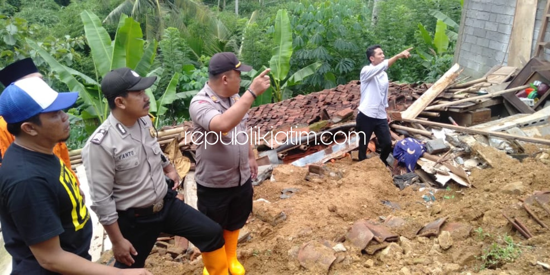 LONGSOR- Longsor menerjang rumah Paimin (80) warga Dusun Krambil, Desa Pangkal, Kecamatan Sawoo, Ponorogo hingga menyebabkan penghuni rumah tewas terjebak longsor, Jumat (21/02/2020) malam.