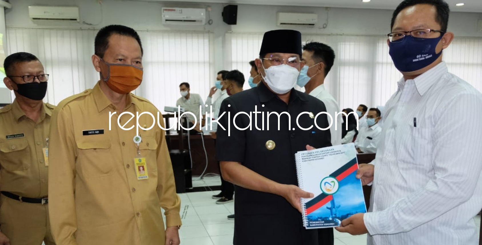 BEKAL - Pj Bupati Sidoarjo, Hudiyono memberikan pembekalan kepada petugas verifikasi data penerima bantuan sosial didampingi Kepala Dinsos Pemkab Sidoarjo, Tirto Adi, Senin (22/02/2021). 