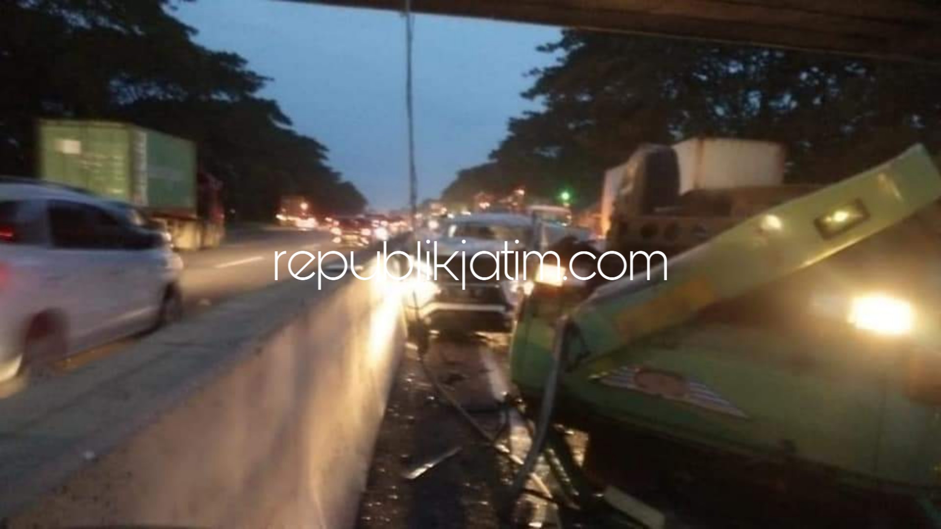 TERBALIK - Trailer nopol L 8924 UF terbalik di JL Tol Sidoarjo - Waru tepatnya di KM 20 Desa Sukolegok, Kecamatan Taman, Sidoarjo usai bertabarkan dengan 5 kendaraan lainnya, Jumat (22/02/2019).