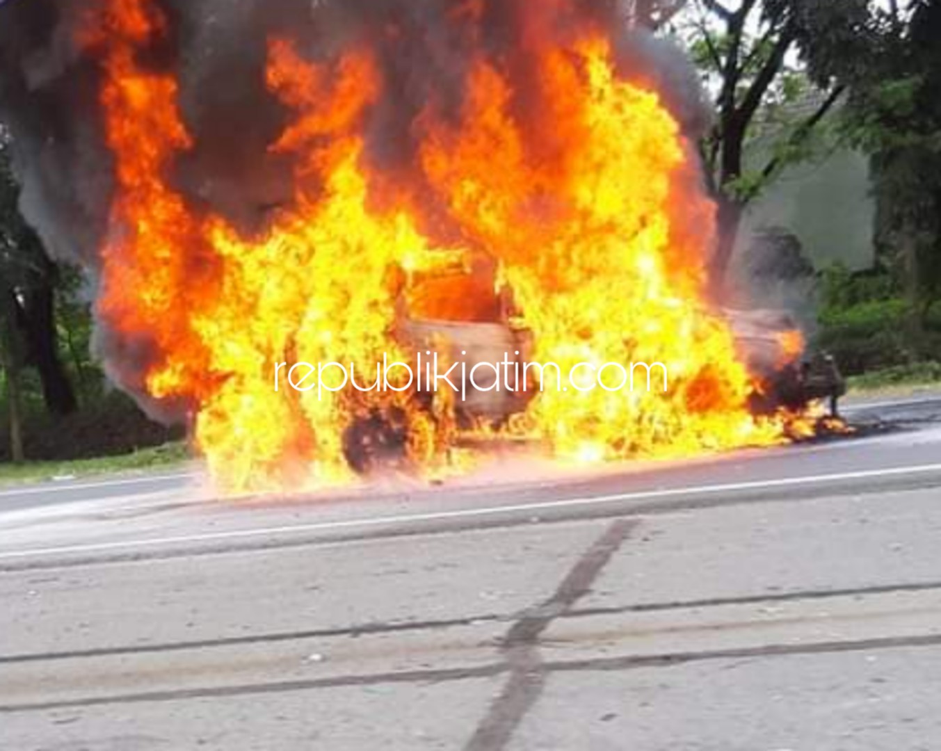 TERBAKAR - Sebuah mobil Ford Ecosport berwarna orange bernopol L 1332 OD yang dikemudikan Fransisca Kadarsih Pangestu (59) warga Medokan Asri Barat XI, Rungkut, Surabaya ludes terbakar di Kilometer 2 Tol Juanda-Waru, Jumat (22/02/2019).