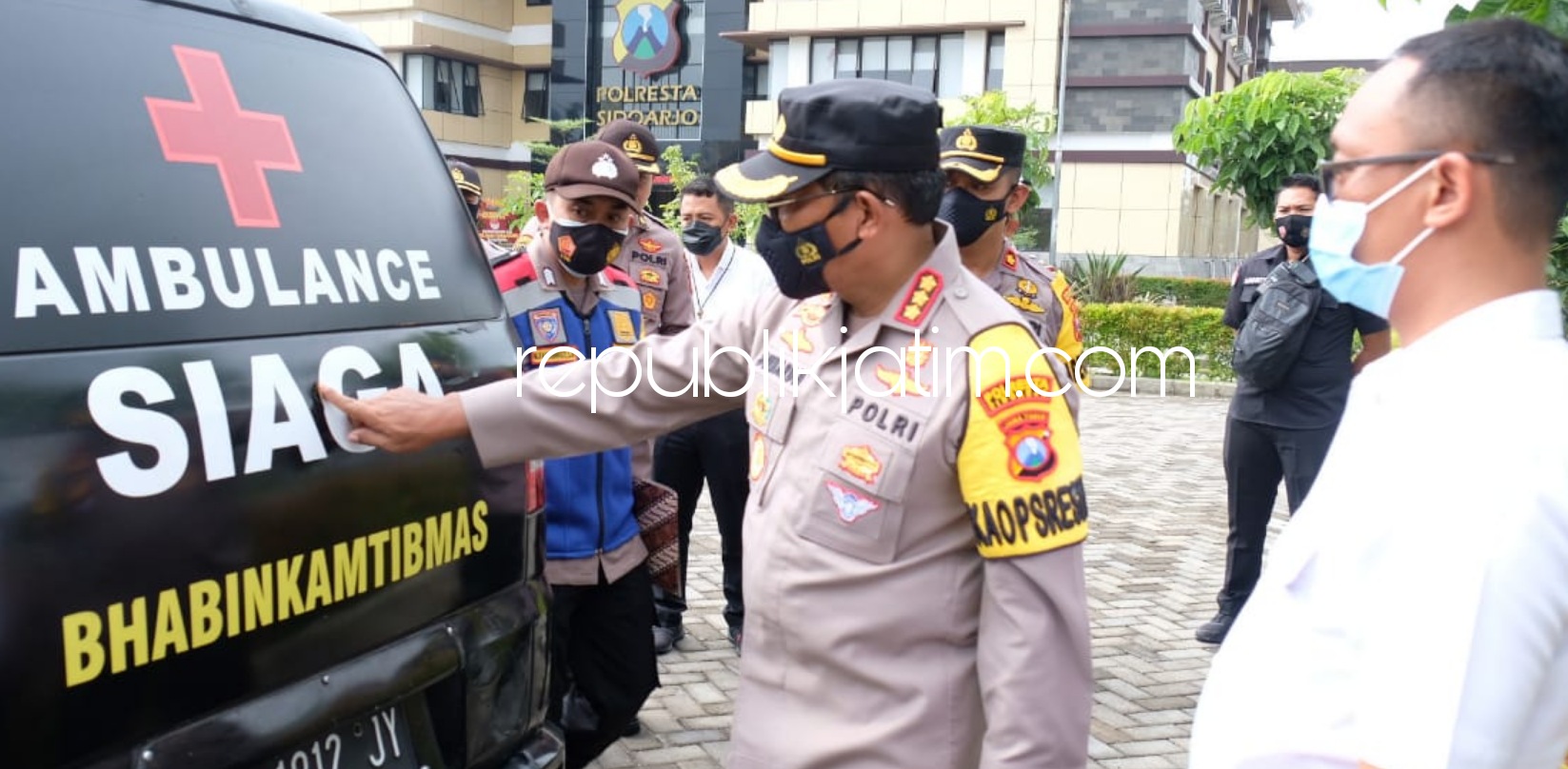 PENGHARGAAN - Bripka M Fahrurrozi, Bhabinkamtibmas Desa Krembangan, Taman, Sidoarjo menerima penghargaan dari Kapolresta Sidoarjo, Kombes Pol Sumardji karena menggunkan mobil pribadi untuk ambulan, Senin (22/02/2021).
