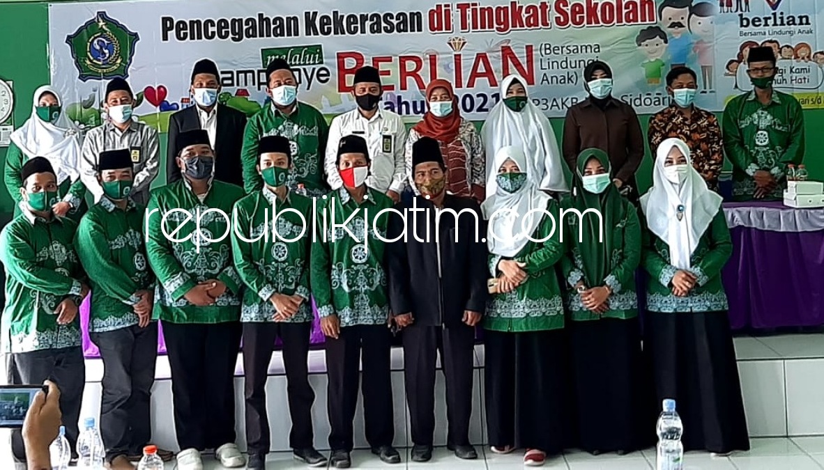 PENYULUHAN - Sejumlah Kepala MI, SD, SMP, tokoh agama dan tokoh masyarakat Kecamatan Balongbendo mengikuti penyuluhan pencegahan kekerasan anak dan keluarga berencana di gedung serba guna Desa Suwaluh, Kecamatan Balongbendo, Sidoarjo, Selasa (23/02/2021).