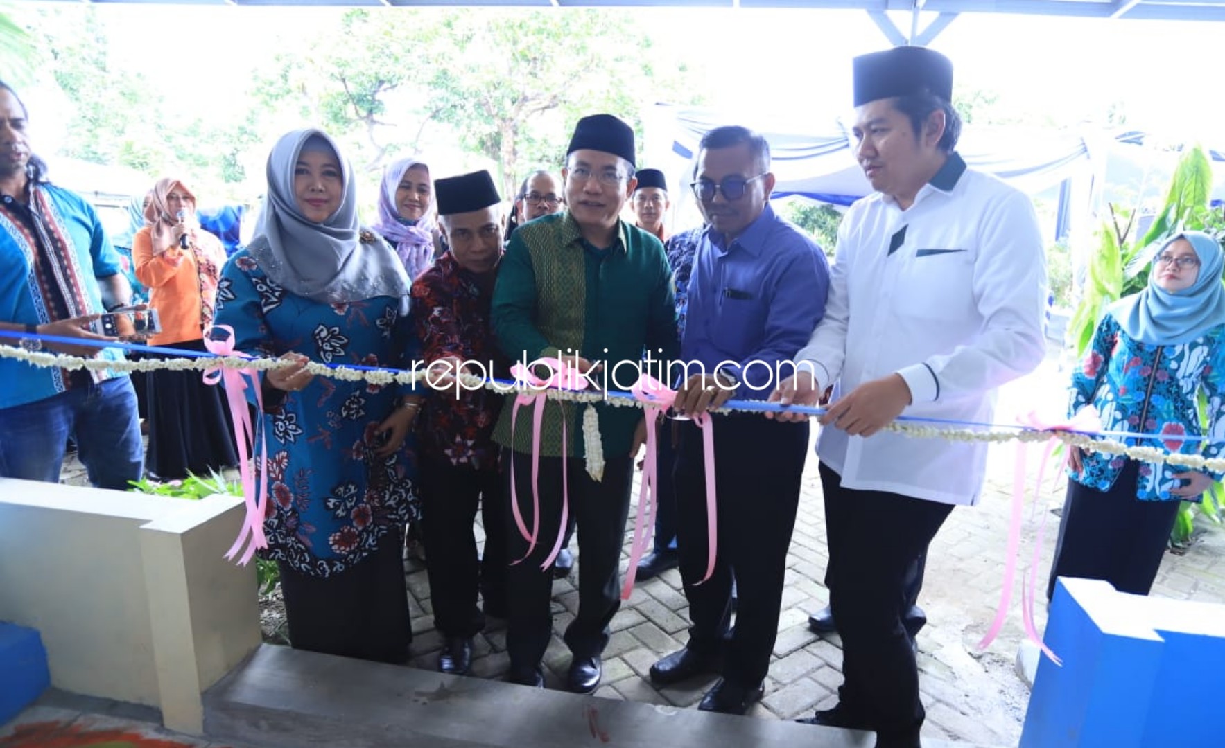 PEMBUKAAN - Ketua DPRD Sidoarjo, Usman didampingi Ketua Yayasan Pendidikan An Nur Futuhiyah meresmikan pembukaan Sekolah Dasar (SD) Futuhiyah di JL Mustiko Dusun Wonokoyo, Desa Kloposepuluh, Kecamatan Sukodono, Sidoarjo, Minggu (23/02/2020).