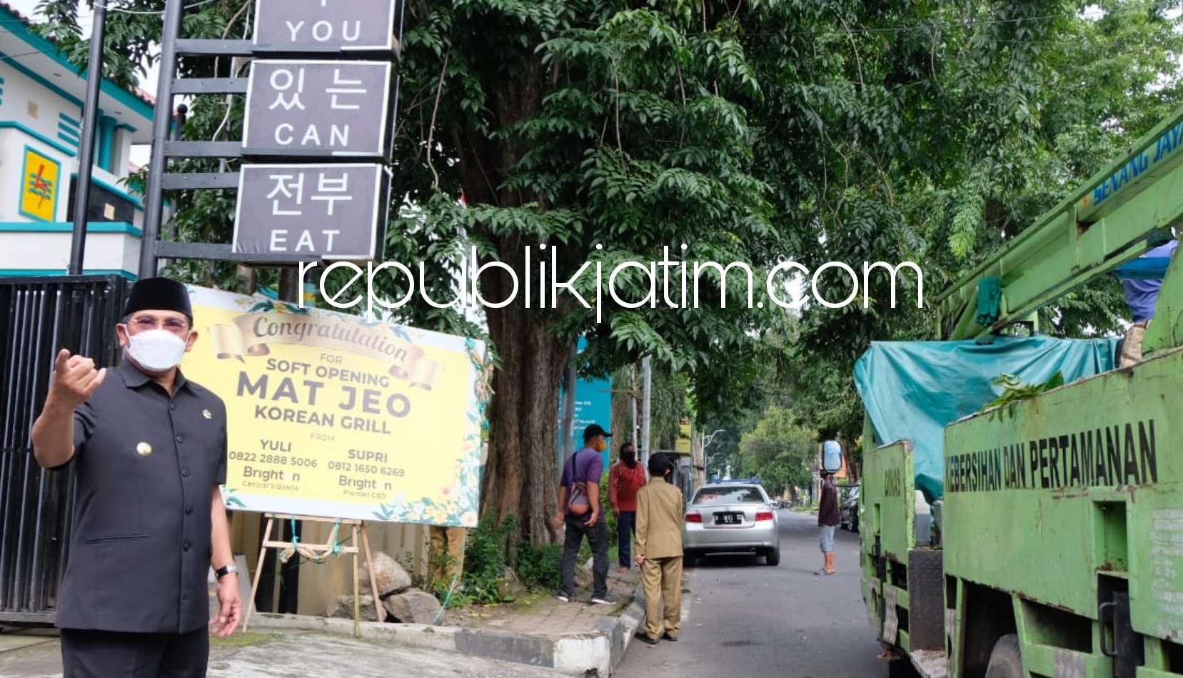 DITEBANG - Petugas DLHK menebang dua pohon sono besar yang ada di pingir JL Kombes Pol M Duyat, Sidoarjo agar tidak membahayakan para pengguna jalan, Selasa (23/02/2021) sore.