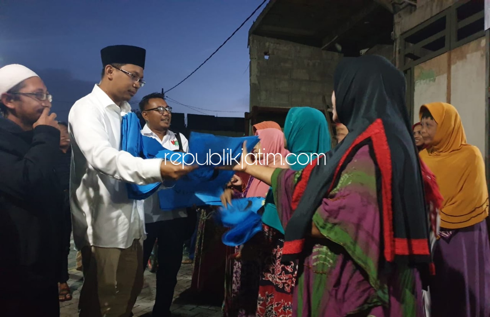 BAGIKAN - Bacabup Sidoarjo, Ahmad Muhdlor Ali membagikan tas belanja ramah lingkungan kepada para ibu rumah tangga di Desa Terungkulon dan Desa Terungwetan, Kecamatan Krian, Sidoarjo, Minggu (23/02/2020).
