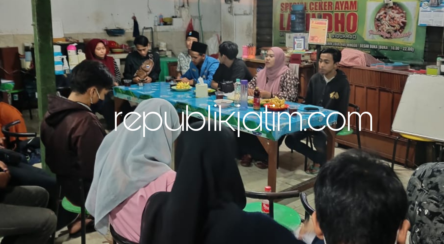 DISKUSI - Anggota dan pengurus Pergerakan Mahasiswa Islam Indonesia (PMII) Universitas Nahdlatul Ulama Sidoarjo (Unusida) berdiskusi soal kader dan kepemimpinan di Warung Ceker Lapindo Kelurahan Magersari, Kecamatan/Kabupaten Sidoarjo, Senin (22/02/2021).