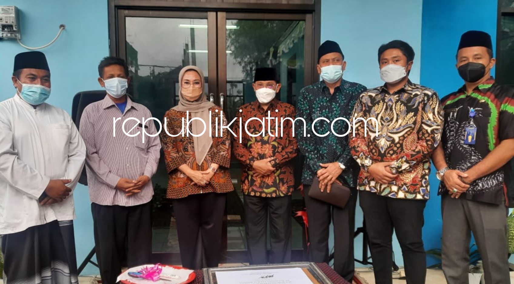 RESMIKAN - Pj Bupati Sidoarjo, Hudiyono meresmikan Gedung BLK Pesantren Roudlotul Ulum Al Khoziny Desa Mindi, Kecamatan Porong bersama anggota DPR RI Komisi IX, Lucy Kurniasari, Hudiyono, Selasa (23/02/2021).