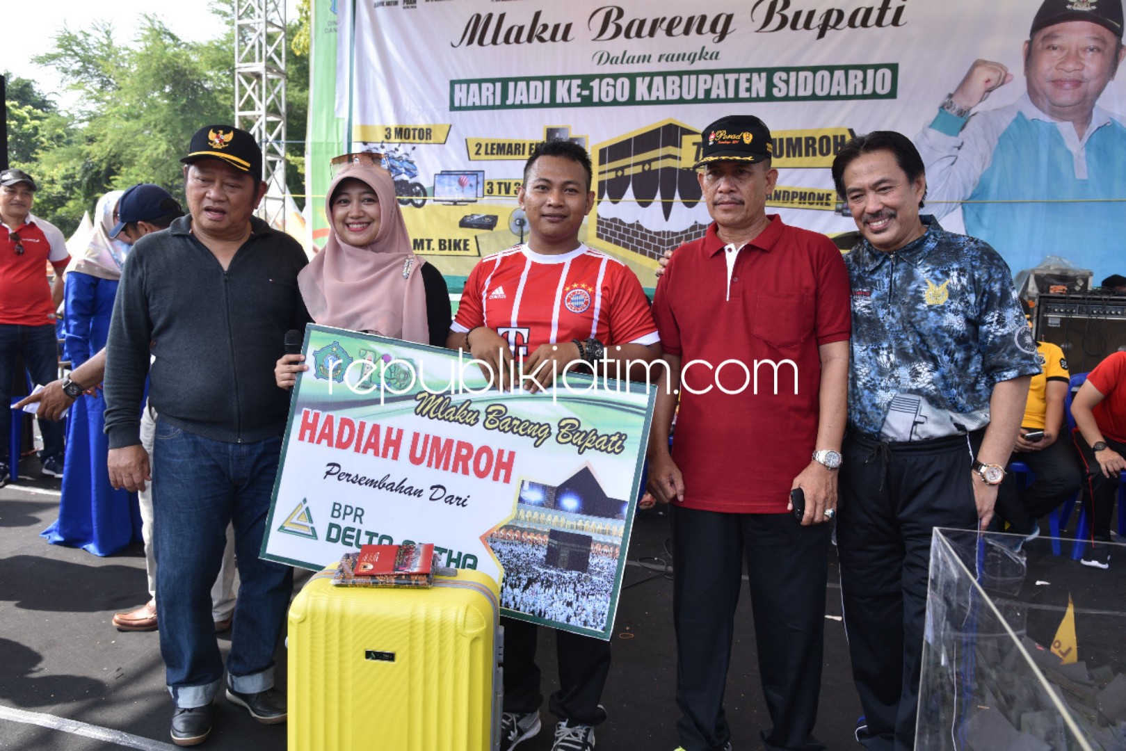 HADIAH UMROH - Sebanyak 7 paket umroh dibagikan kepada ribuan peserta Mlaku Bareng Bupati Sidoarjo yang digelar, Minggu (24/02/2019).