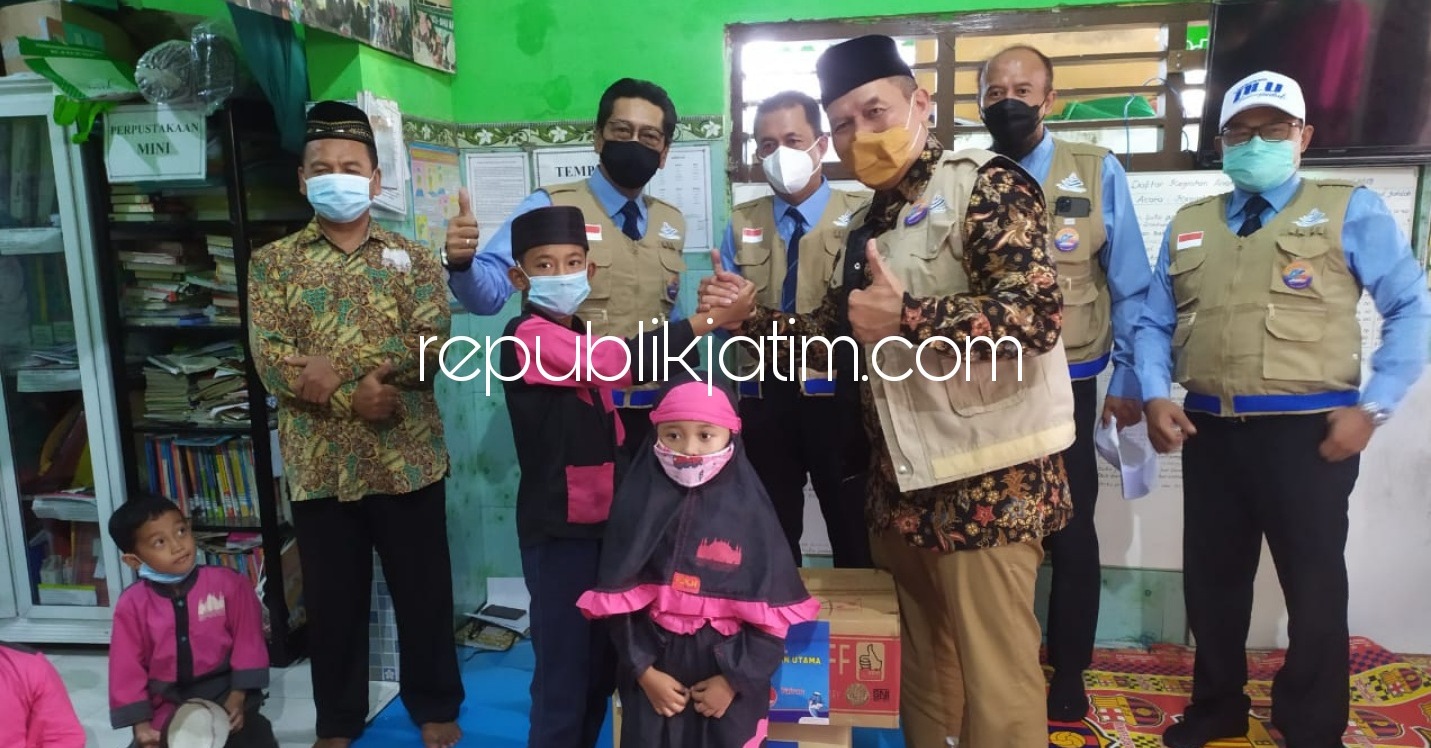 SANTUNAN - Owner PT Dharma Lautan Utama (DLU), Bambang Haryo Soekartono (BHS) menyerahkan santuan untuk Yayasan Yatim Piatu Dhuafa, Al Kahfi di JL Raya Desa Kemiri, Kecamatan/Kabupaten Sidoarjo, Rabu (24/02/2021).
