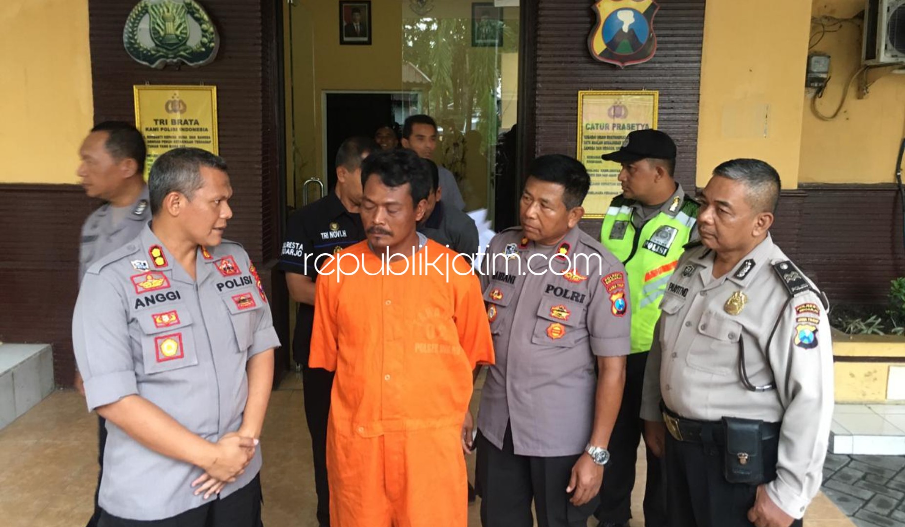 LESU - Wakapolresta Sidoarjo, AKBP Anggi Naulifar Siregar menginterogasi tersangka pembunuhan, Nito (49) yang emosi diejek mirip pencuri oleh Sakdullah (40) warga Desa Semedusari, Lekok, Pasuruan yang tewas di TPI Tambakoso, Waru, Senin (24/02/2020).